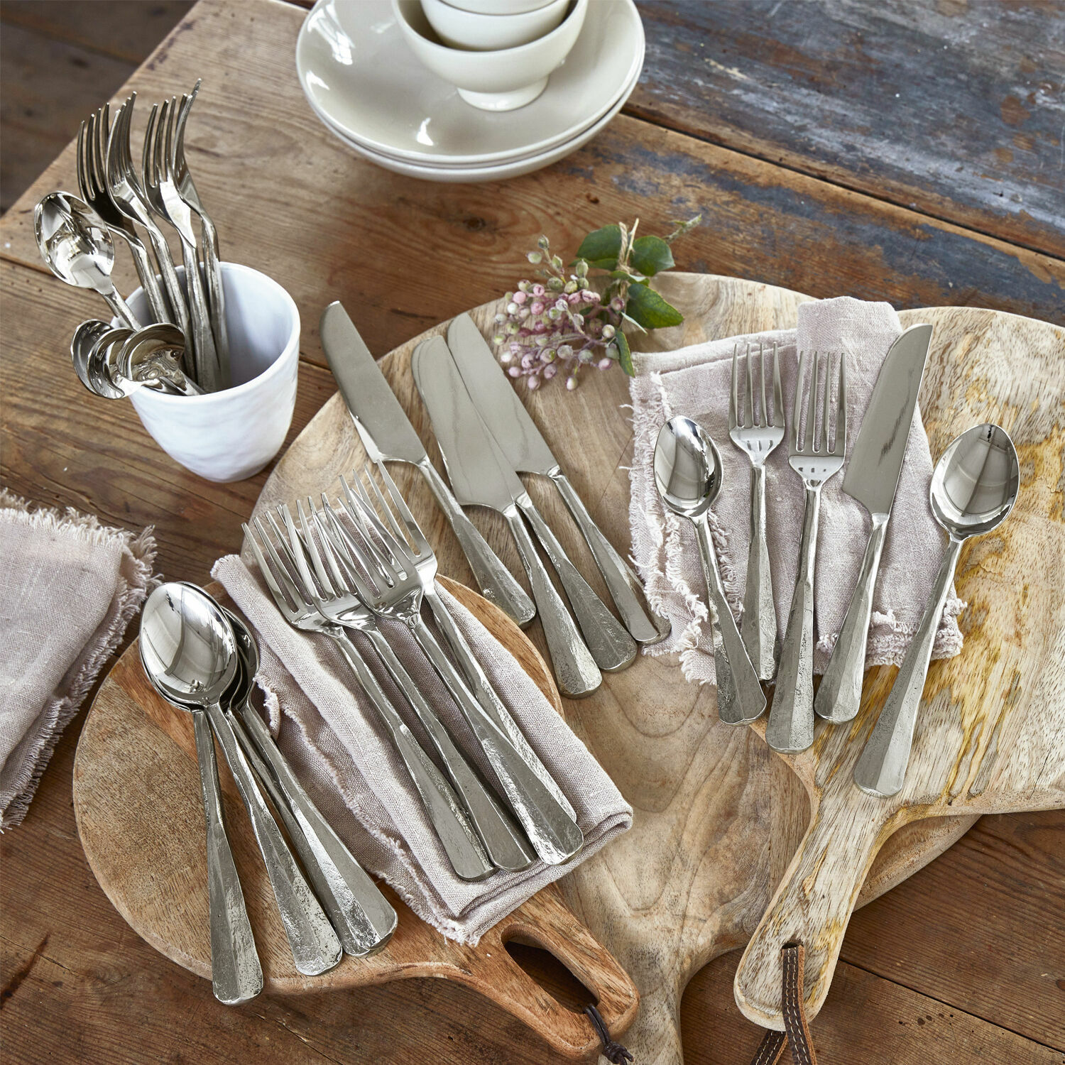 Posate Malden Set di posate in acciaio inox su taglieri in legno con tovaglioli di lino