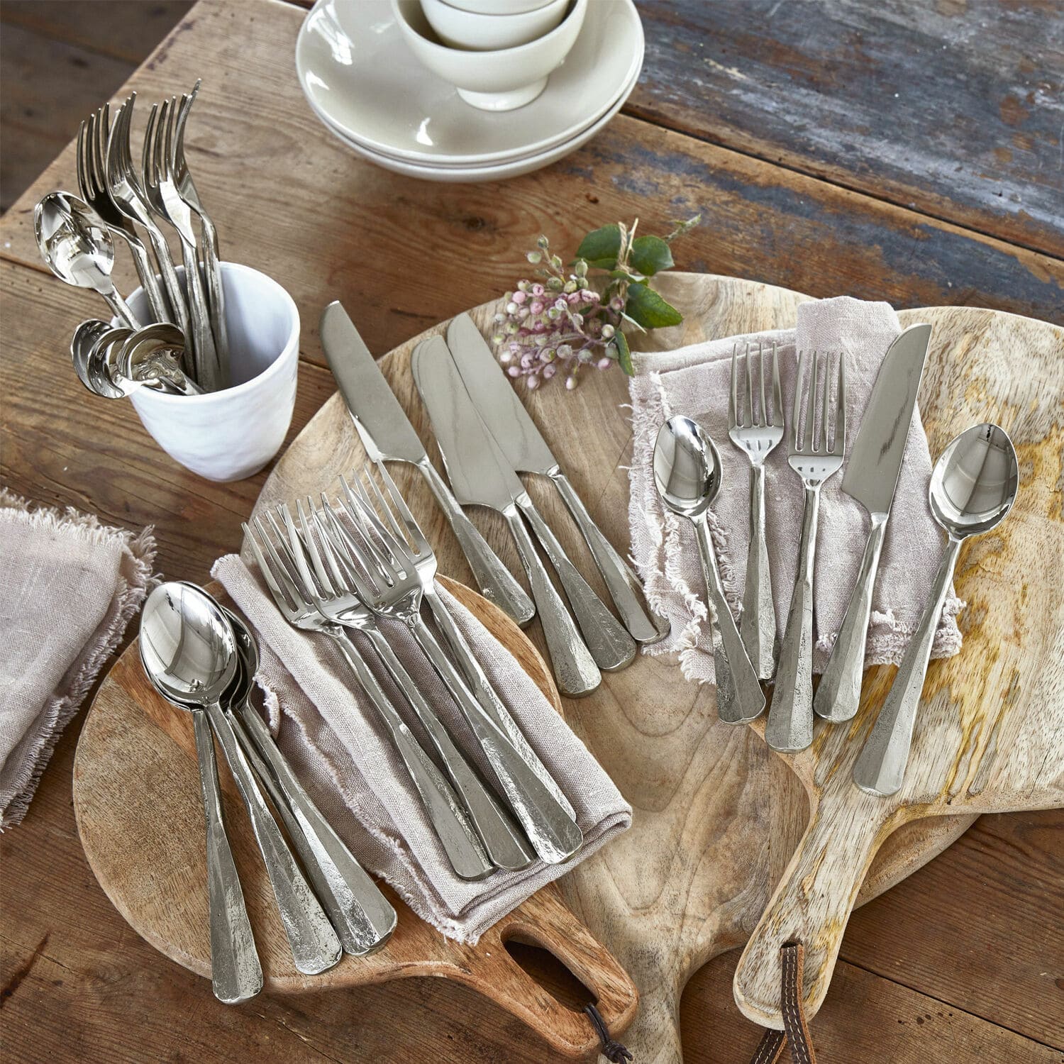 Posate Malden Set di posate in acciaio inox su taglieri in legno con tovaglioli di lino