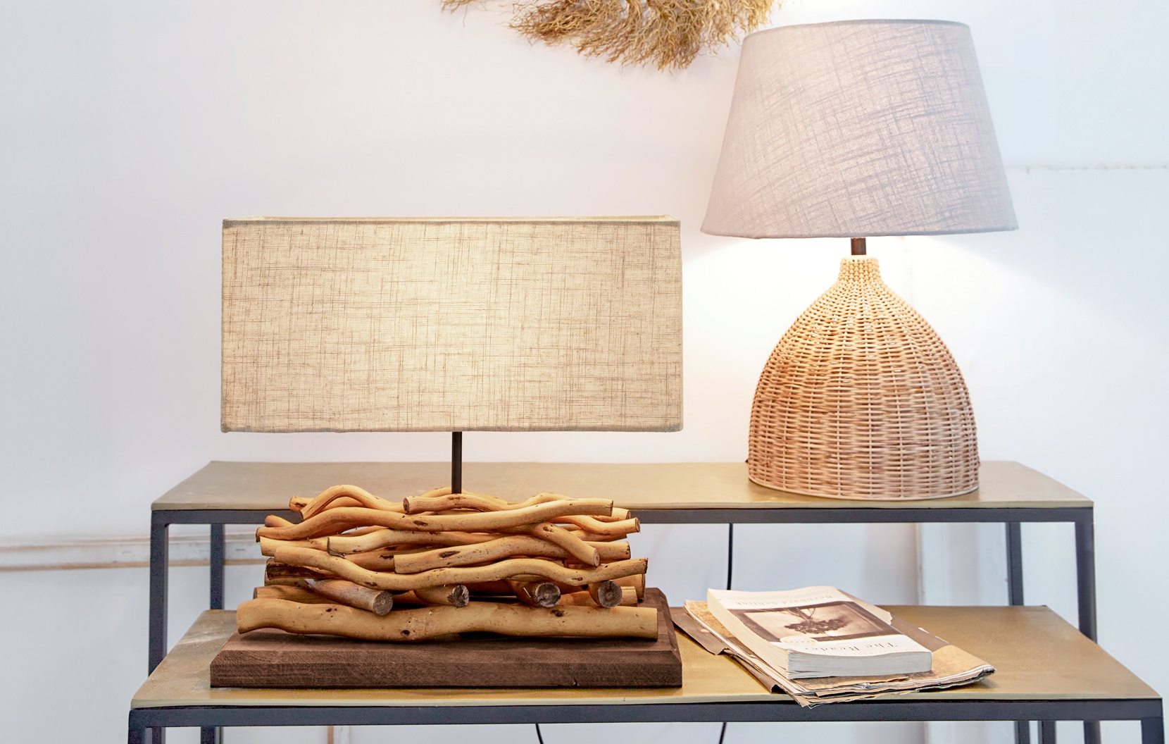 Due lampade da tavolo in legno naturale e vimini con paralumi beige su tavolo in metallo