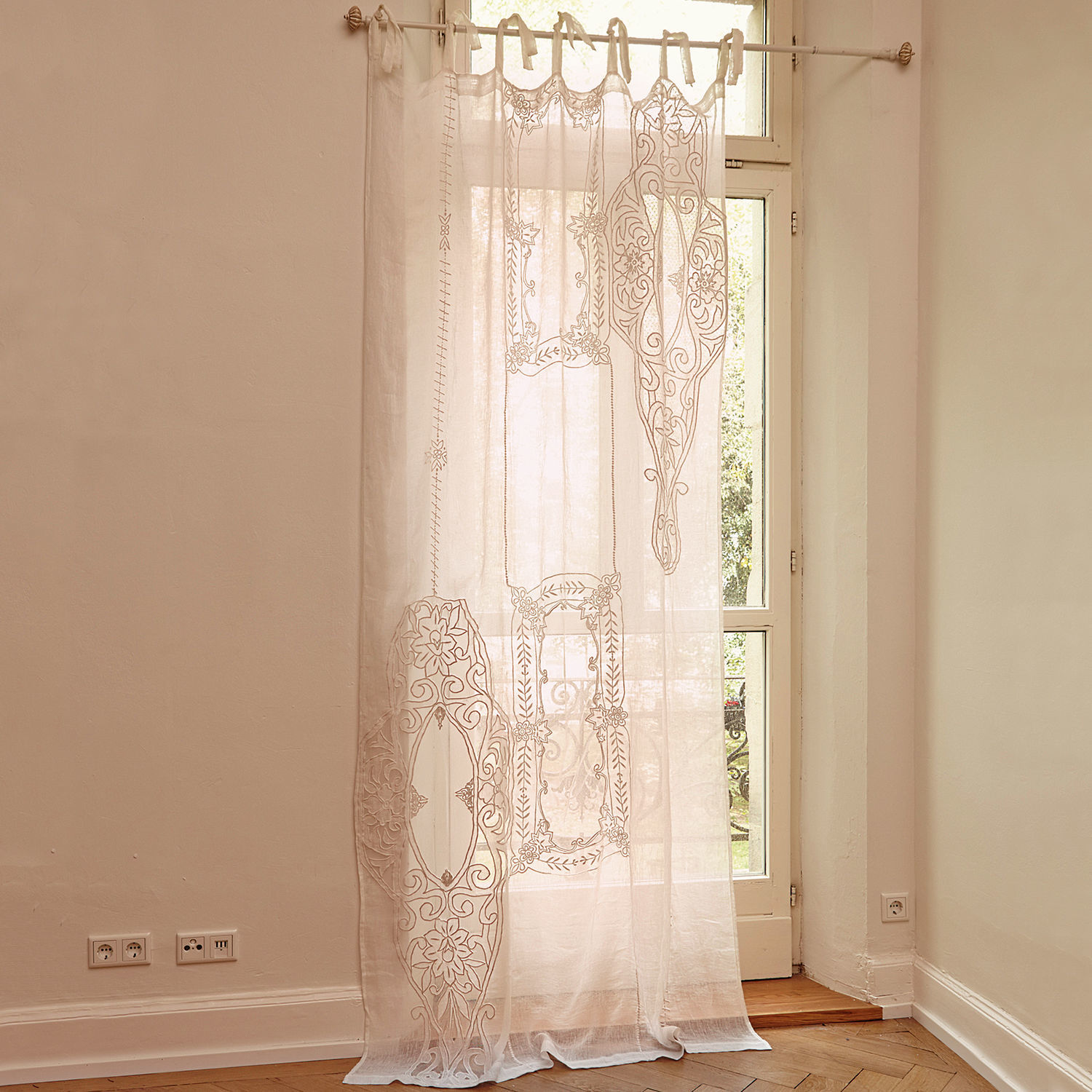 Tenda Plénise Tenda trasparente beige con motivo ricamato per decorazione elegante della finestra