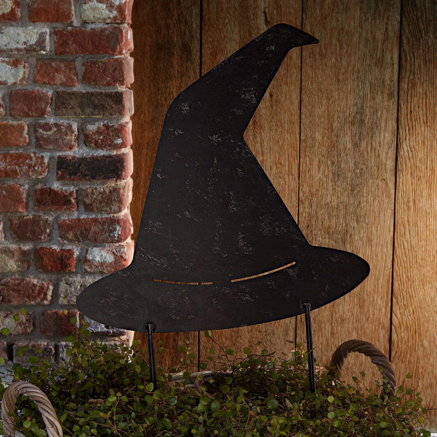 Bastone da giardino Donvara Cappello da strega decorativo in metallo nero su sfondo di muro in mattoni e legno, decorazione Halloween
