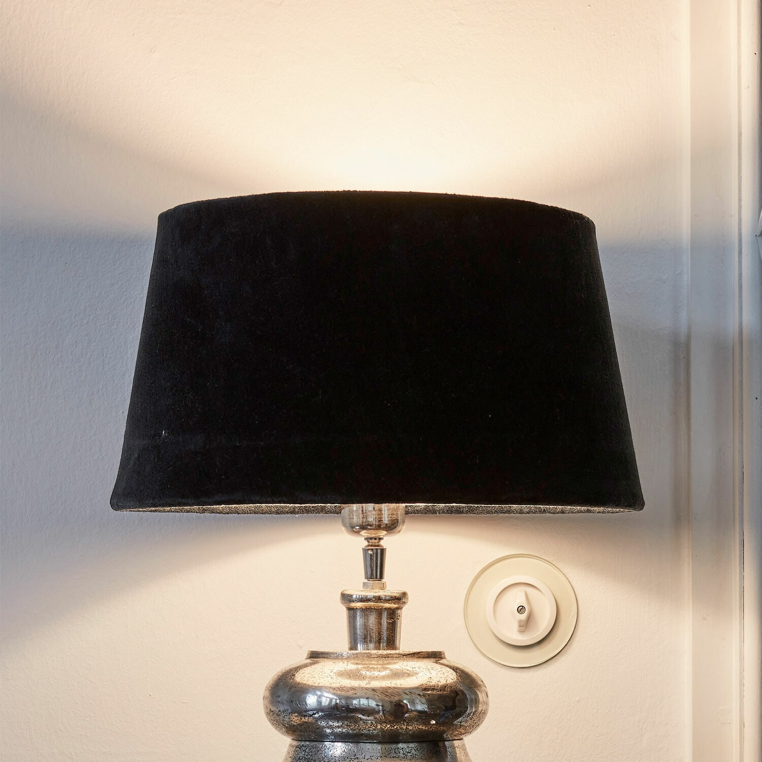 Paralume Anfor Lampada da tavolo con paralume in velluto nero e base argentata, accessorio elegante