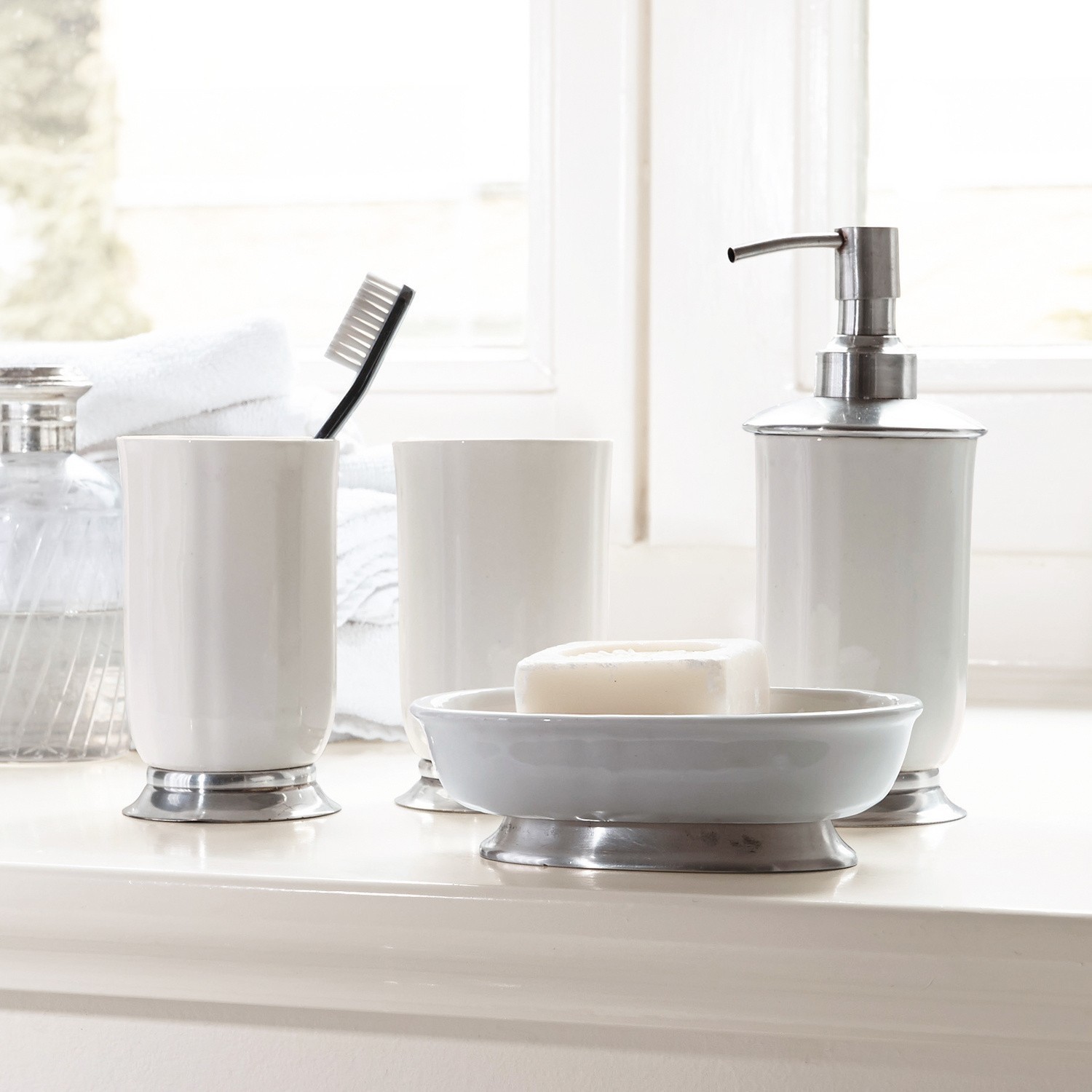 Set per bagno Millicent Set bagno in ceramica bianca con dettagli metallici, portasapone, bicchieri e dispenser di sapone