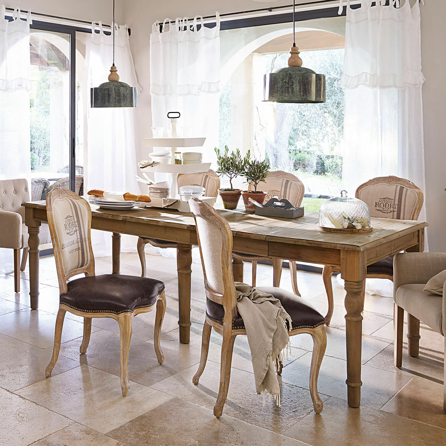 Tavolo Bergenfield Sala da pranzo con tavolo in legno e sedie vintage con rivestimento in pelle marrone in ambiente luminoso