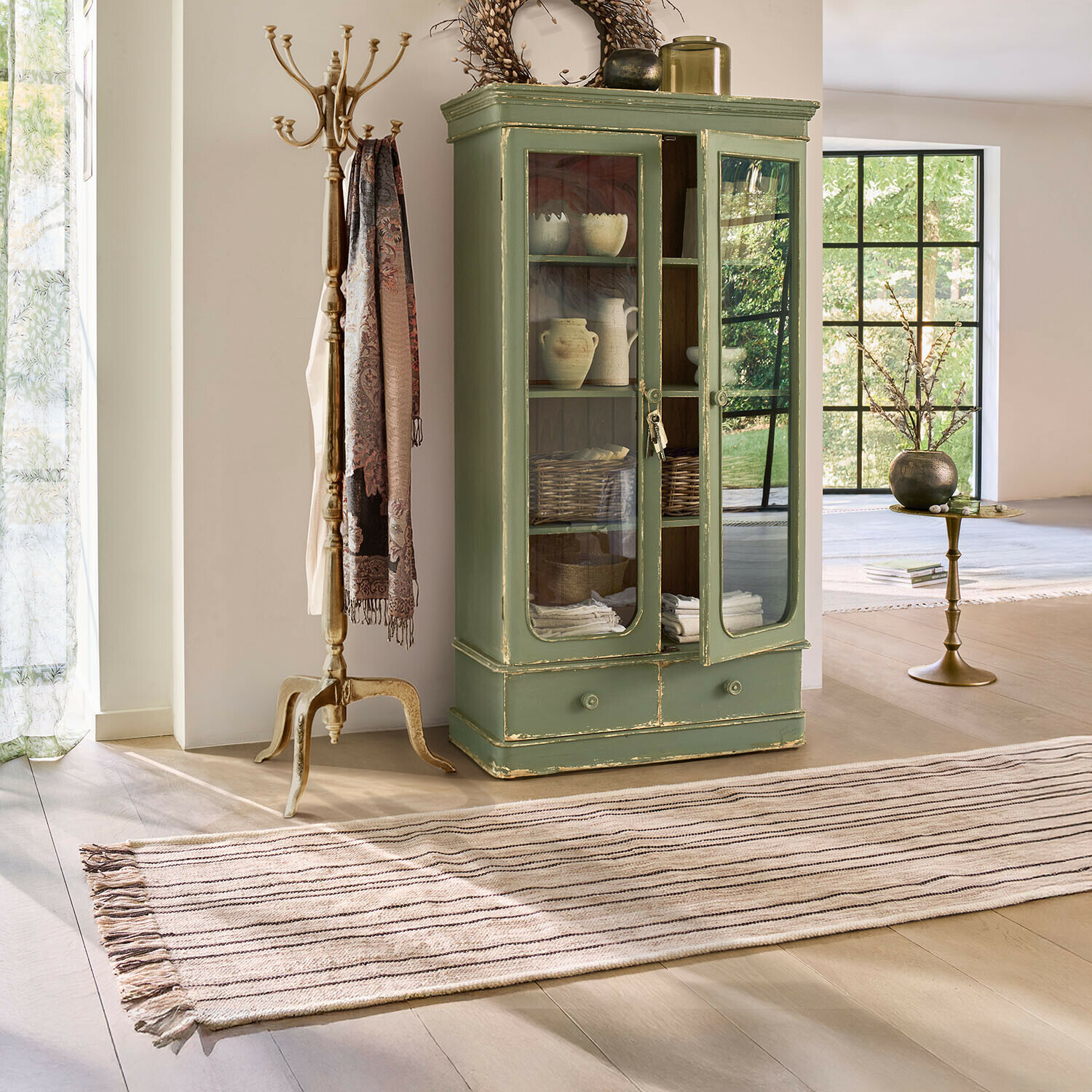 Passatoia Brisalda Vetrina in legno verde con ante in vetro e cassetto in interno luminoso stile vintage