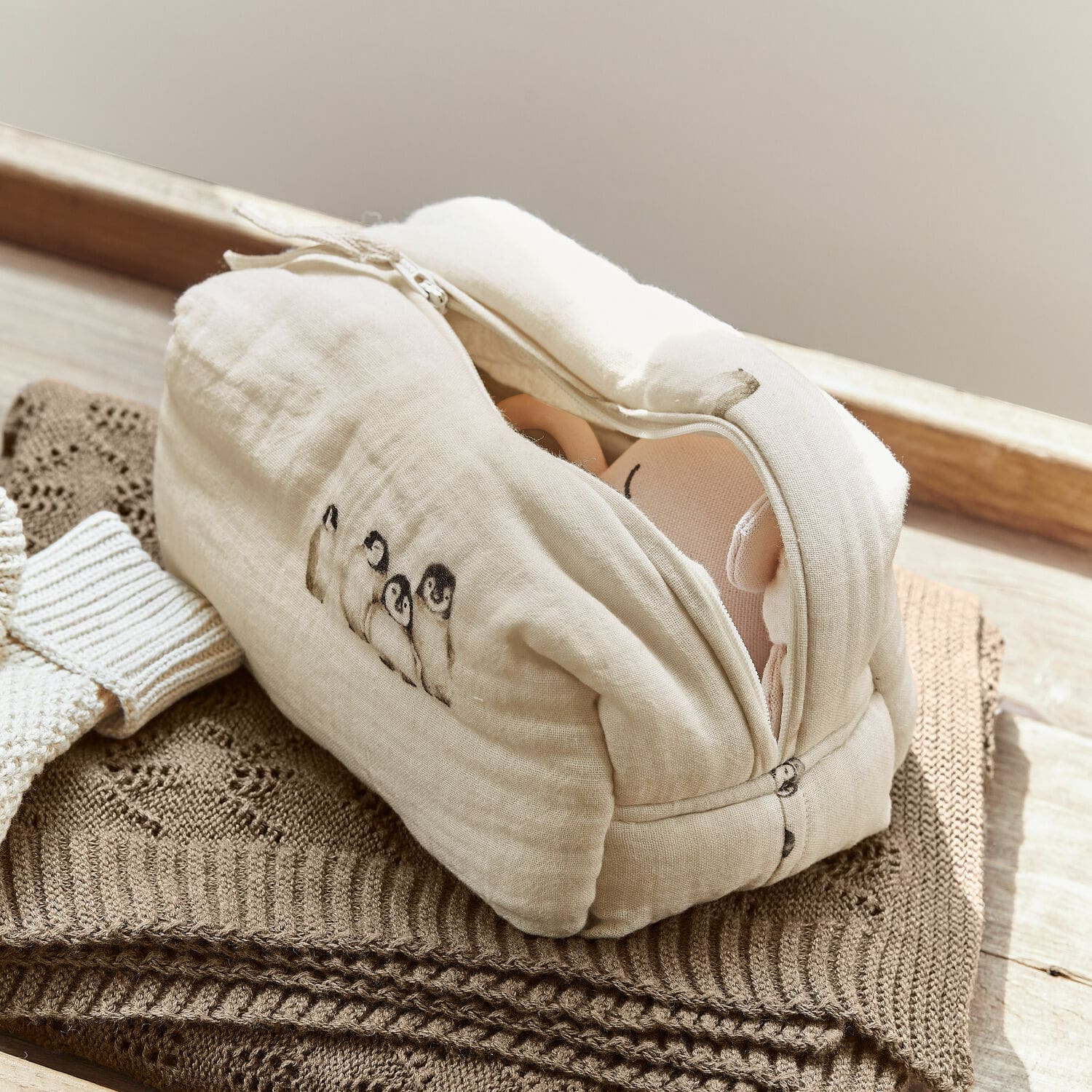 Nécessaire Jocienne Beauty case beige in cotone con stampa pinguini su sfondo marrone lavorato a maglia, accessorio per riporre