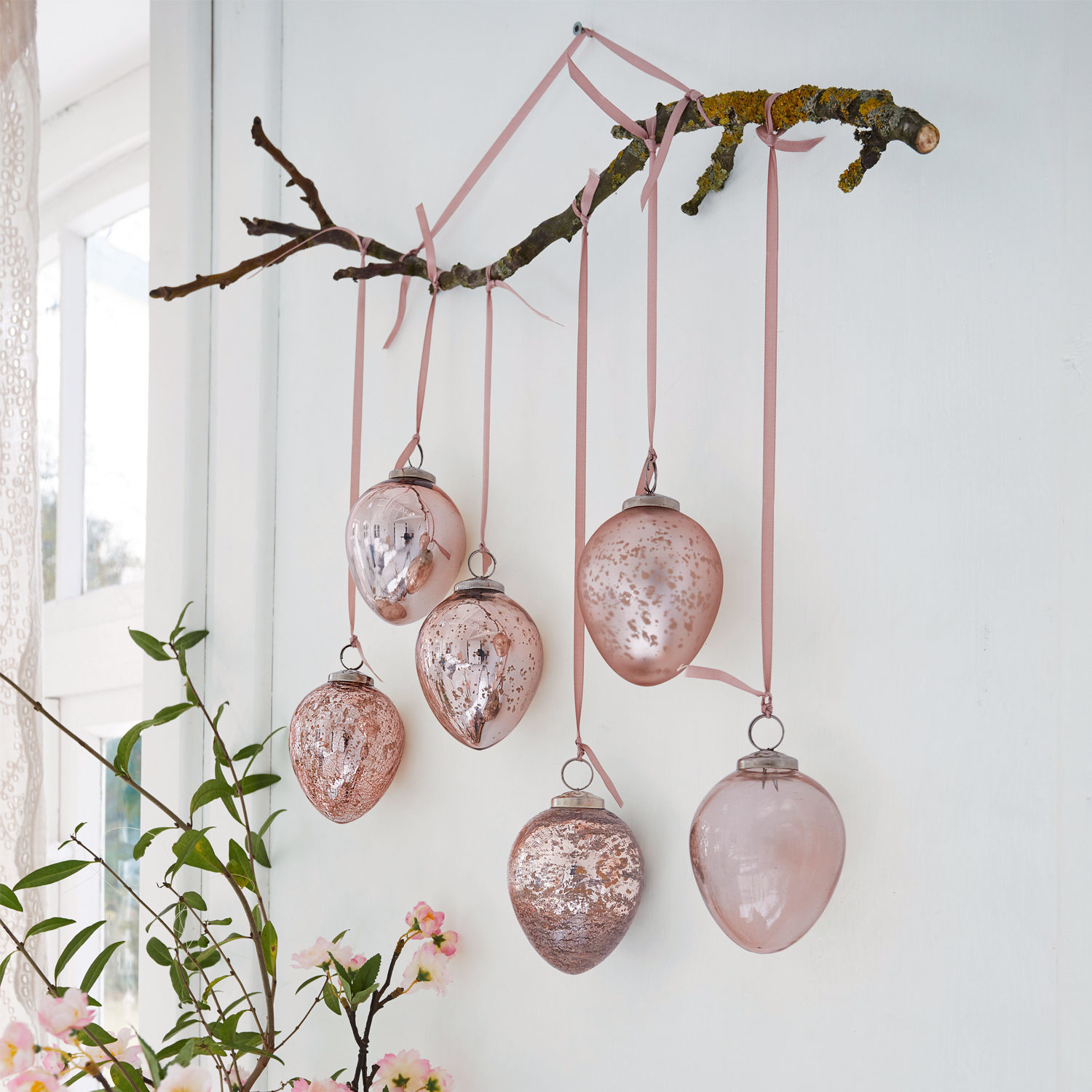 Set di 6 uova di Pasqua Cataleya Set di decorazioni in vetro rosa appese a un ramo con nastri rosa per decorazione da parete