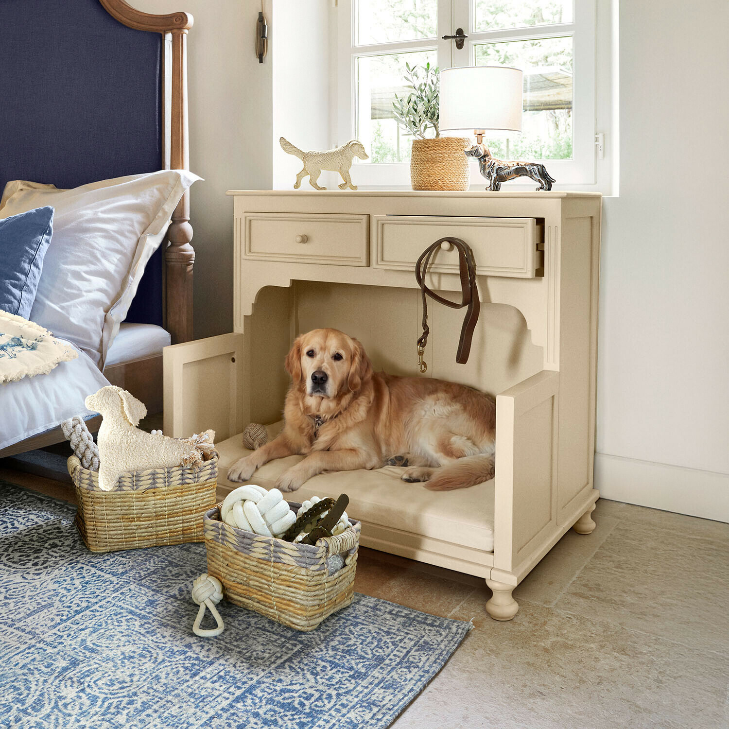 Cuccia per cani Galivonne Cuccia per cane in legno beige con cuscino e guinzaglio in pelle, Golden Retriever in camera