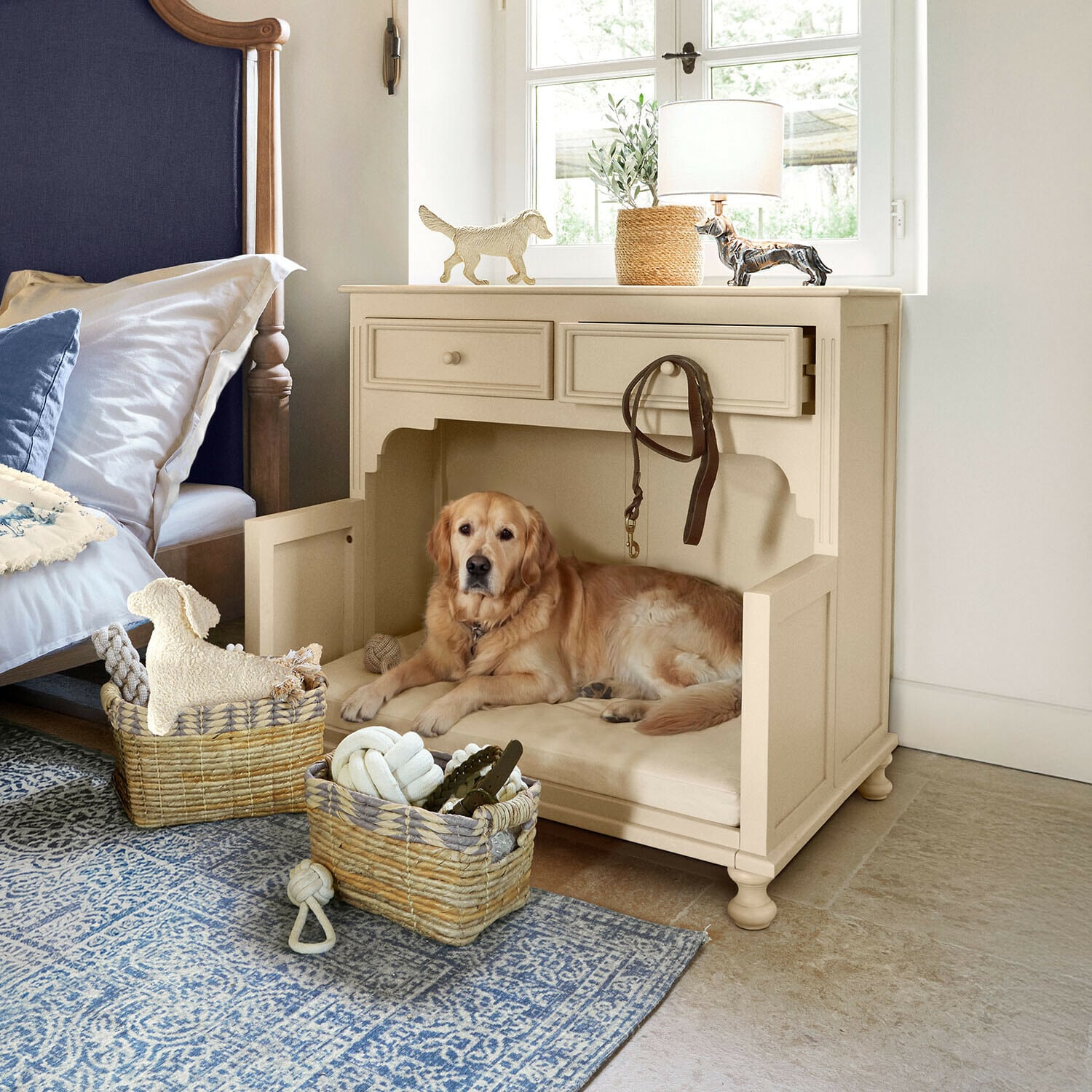 Cuccia per cani Galivonne Cuccia per cane in legno beige con cuscino e guinzaglio in pelle, Golden Retriever in camera