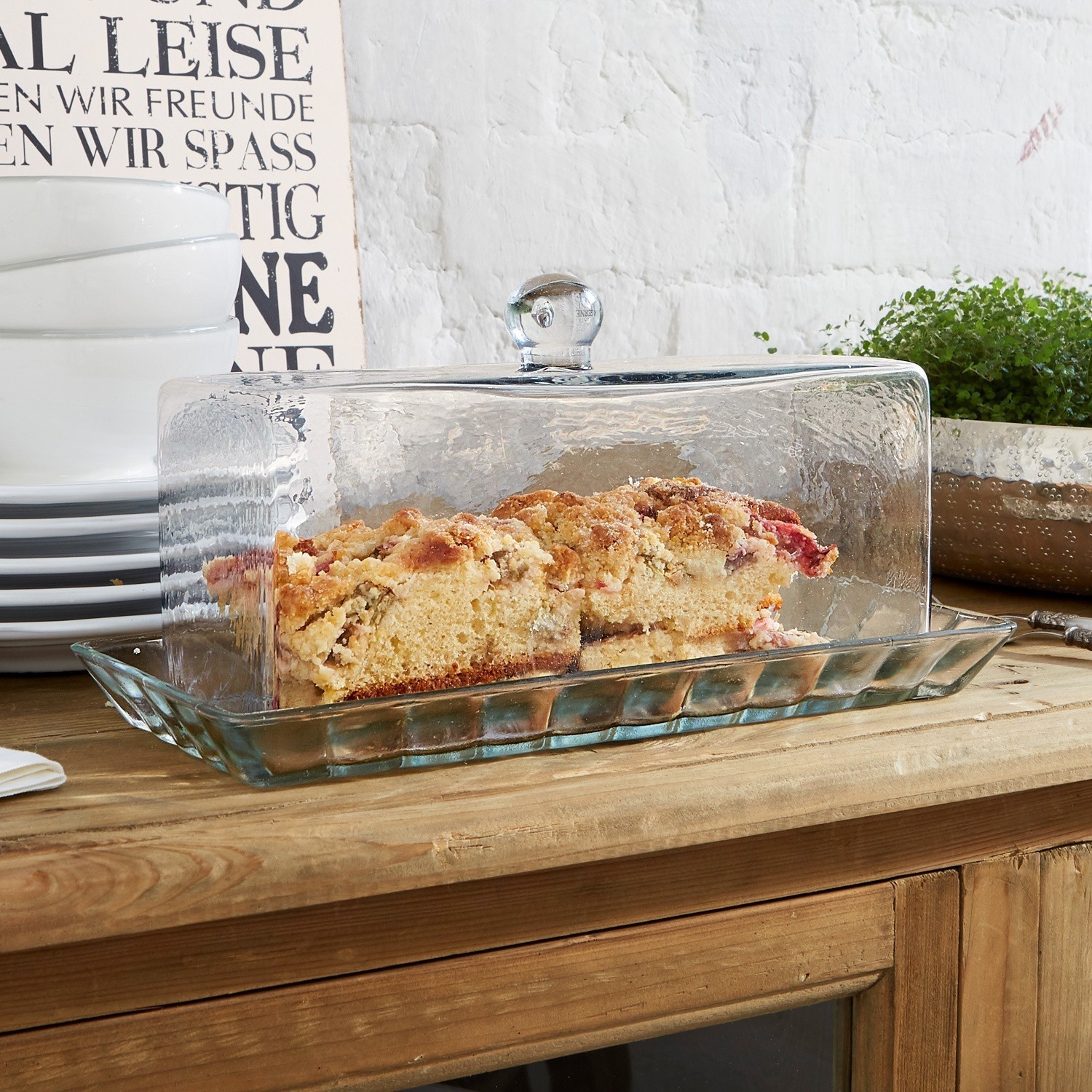 Coprivivande con vassoio Nelia Contenitore per torta in vetro con coperchio su piano in legno, accessori da cucina