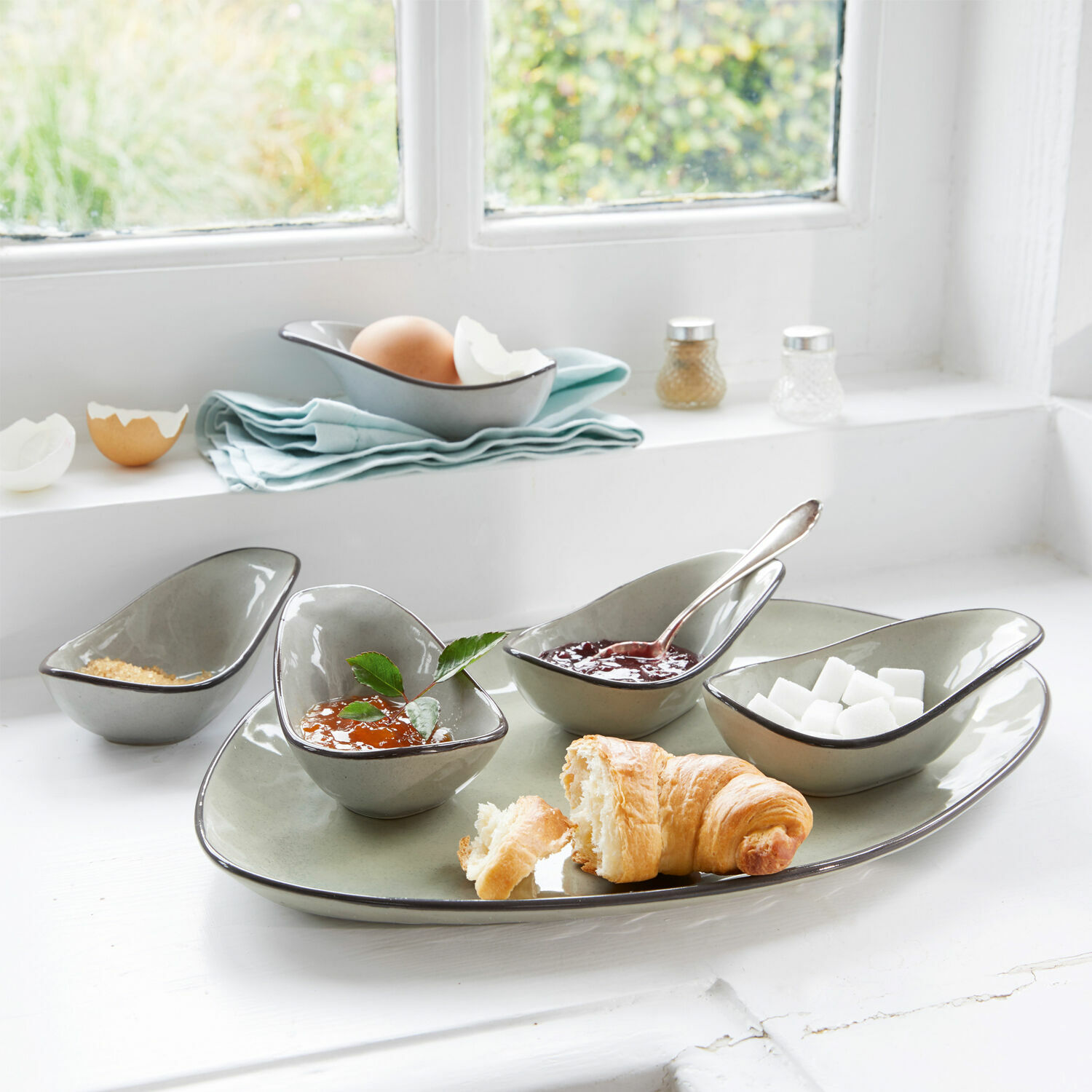 Set di 6 ciotoline su piatto Biarré Set di ciotole e piatto in ceramica grigia per colazione con croissant e marmellata