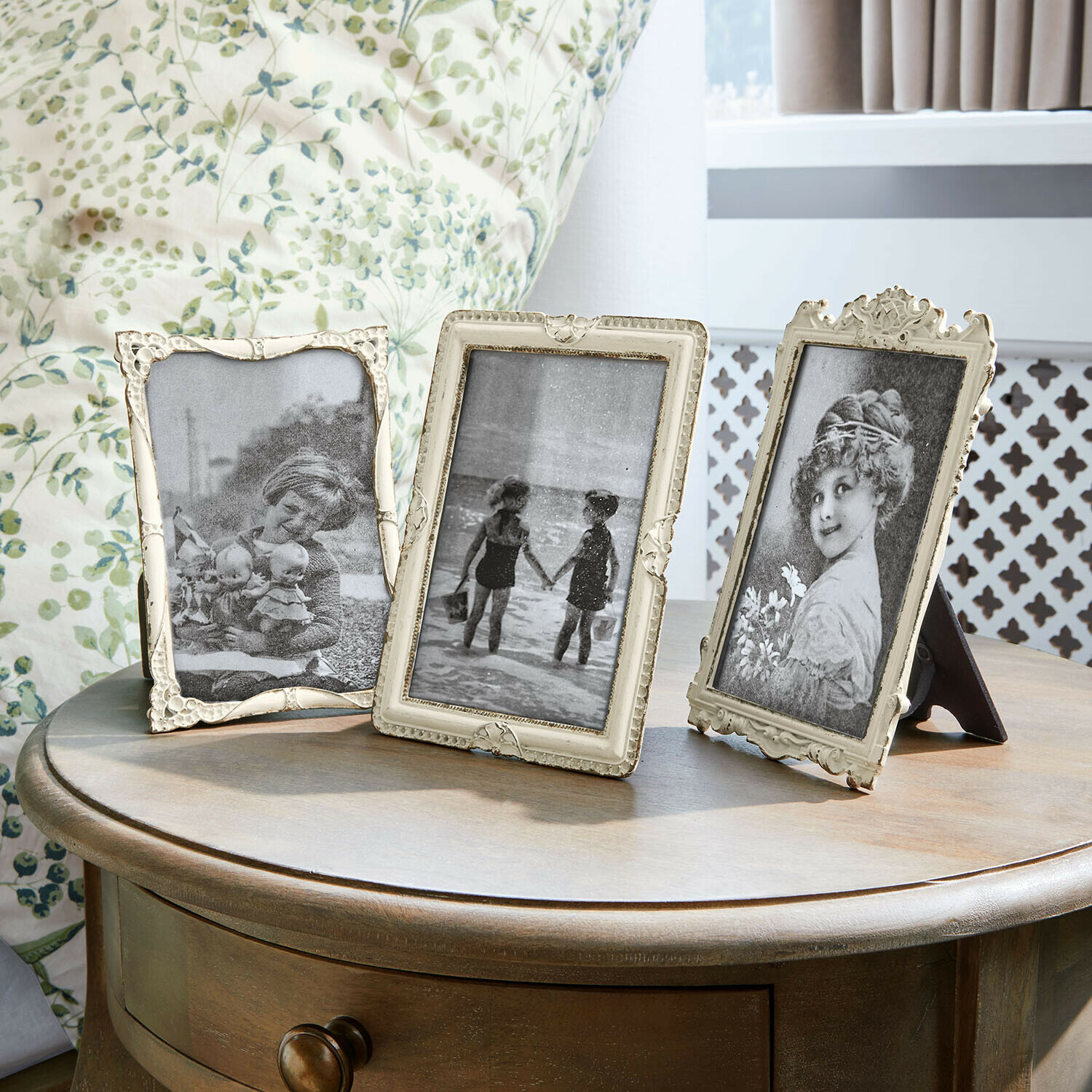 Set di 3 cornici per foto Jorivex Tre cornici fotografiche vintage decorative su un tavolo in legno in una stanza luminosa