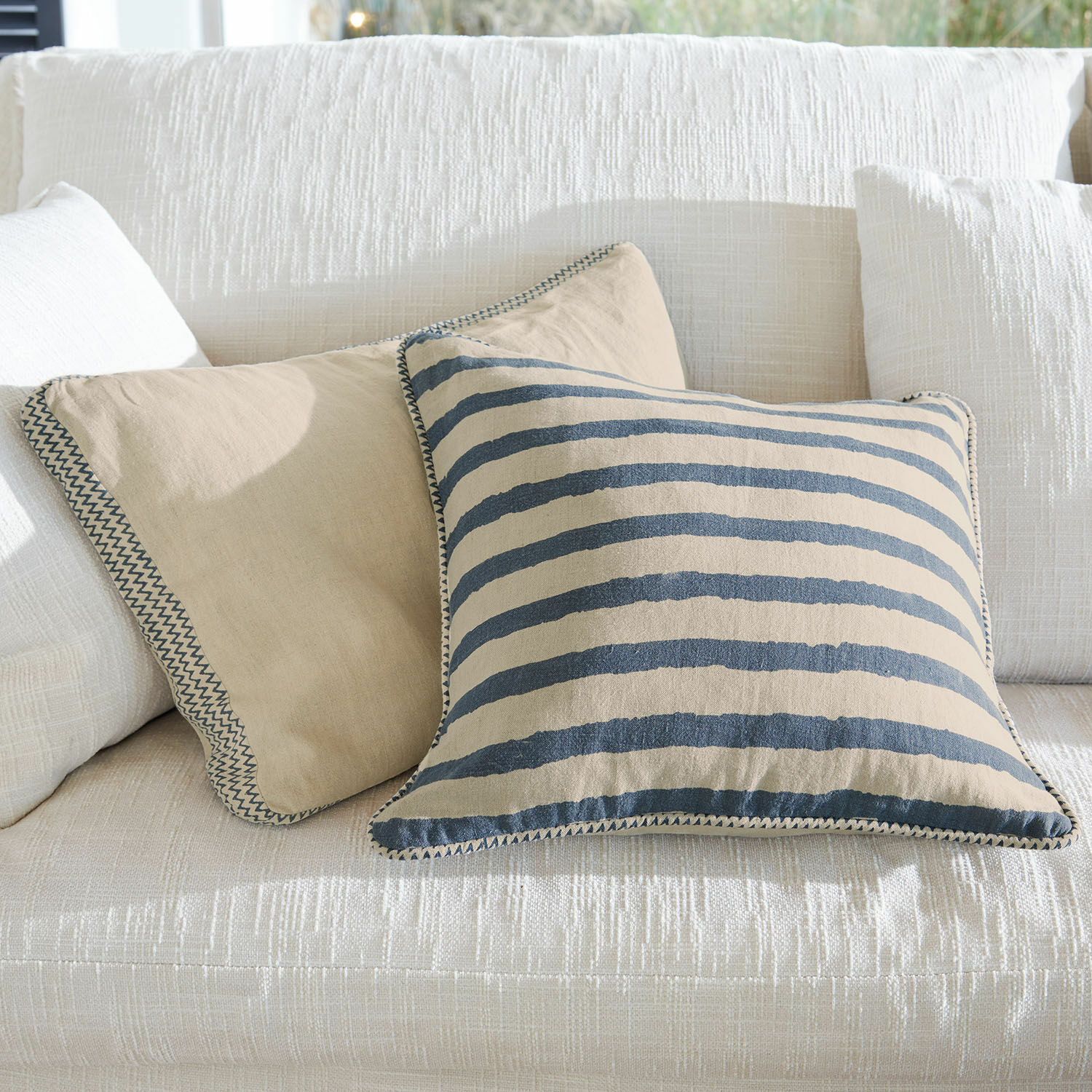 Coppia di copricuscini Alarindor Cuscini decorativi in cotone beige e a righe su divano bianco per soggiorno moderno