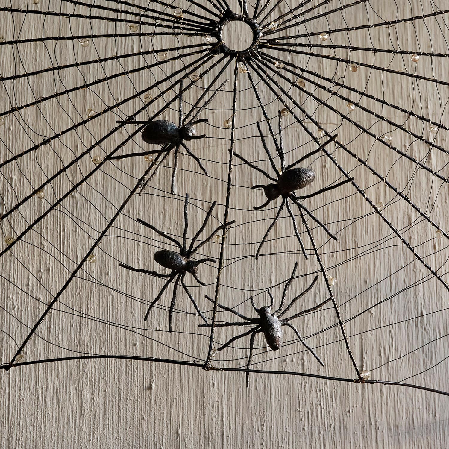 Set di 4 ragni decorativi Gwynetha Decorazione ragnatela in metallo nero con ragni su sfondo chiaro, ornamento di Halloween