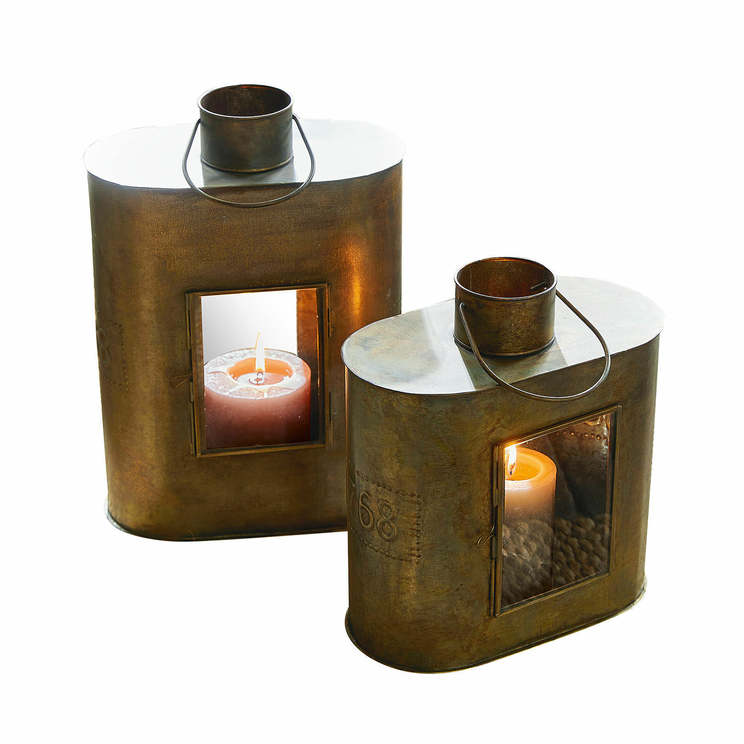 Coppia di lanterne Gemaingoutte Set di due lanterne in metallo color ottone con manici e candele accese all'interno