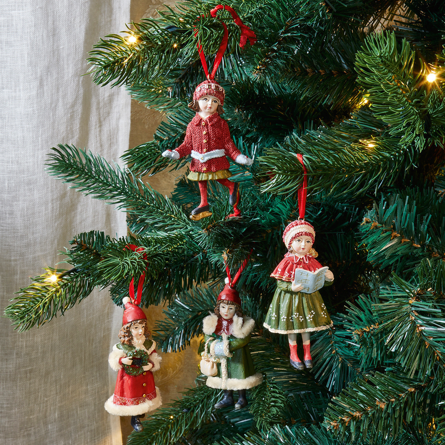 Set di 4 addobbi da appendere Nostalgic Set di quattro decorazioni natalizie con figure di bambini in abiti invernali rossi e verdi