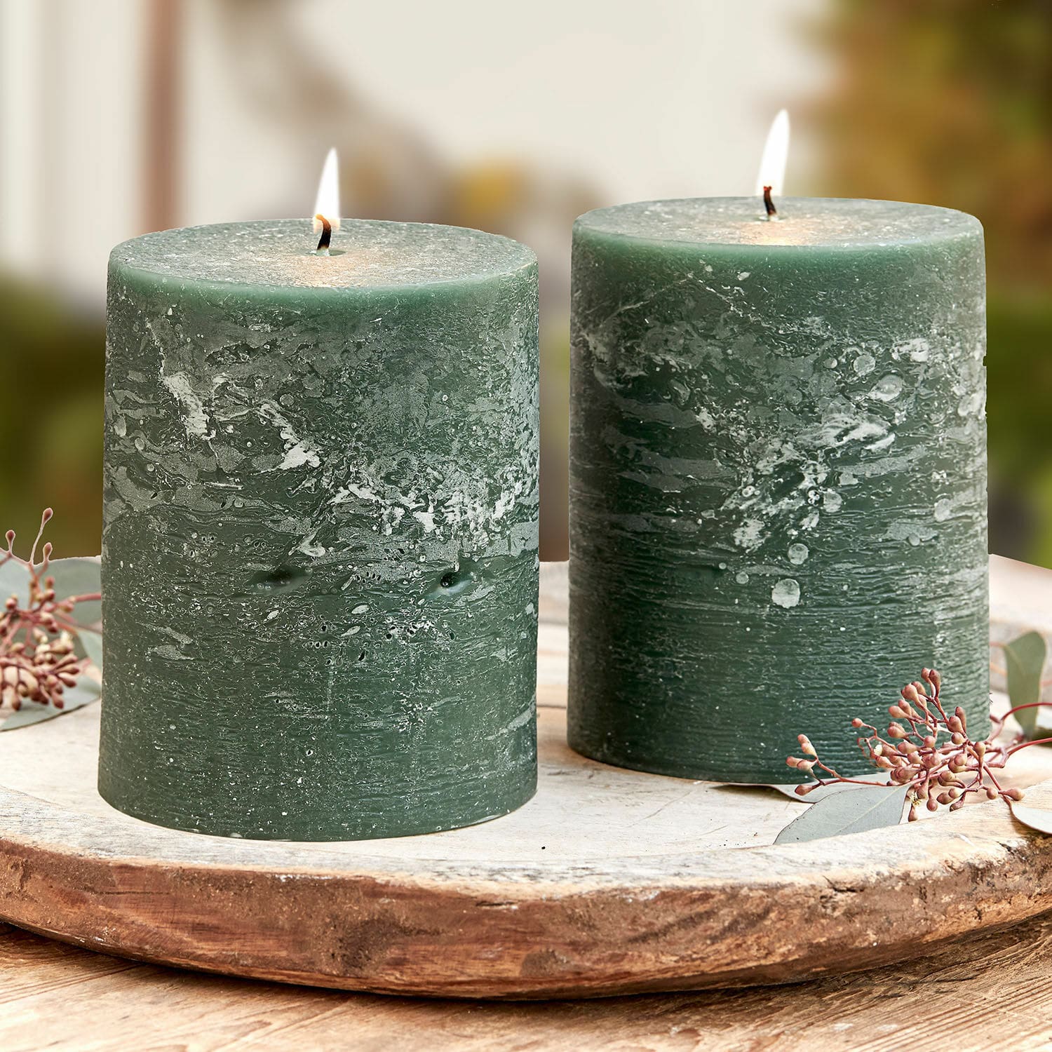 Coppia di candele Oviedo Due candele verdi in cera con texture rustica su vassoio in legno, decorazione per interni.