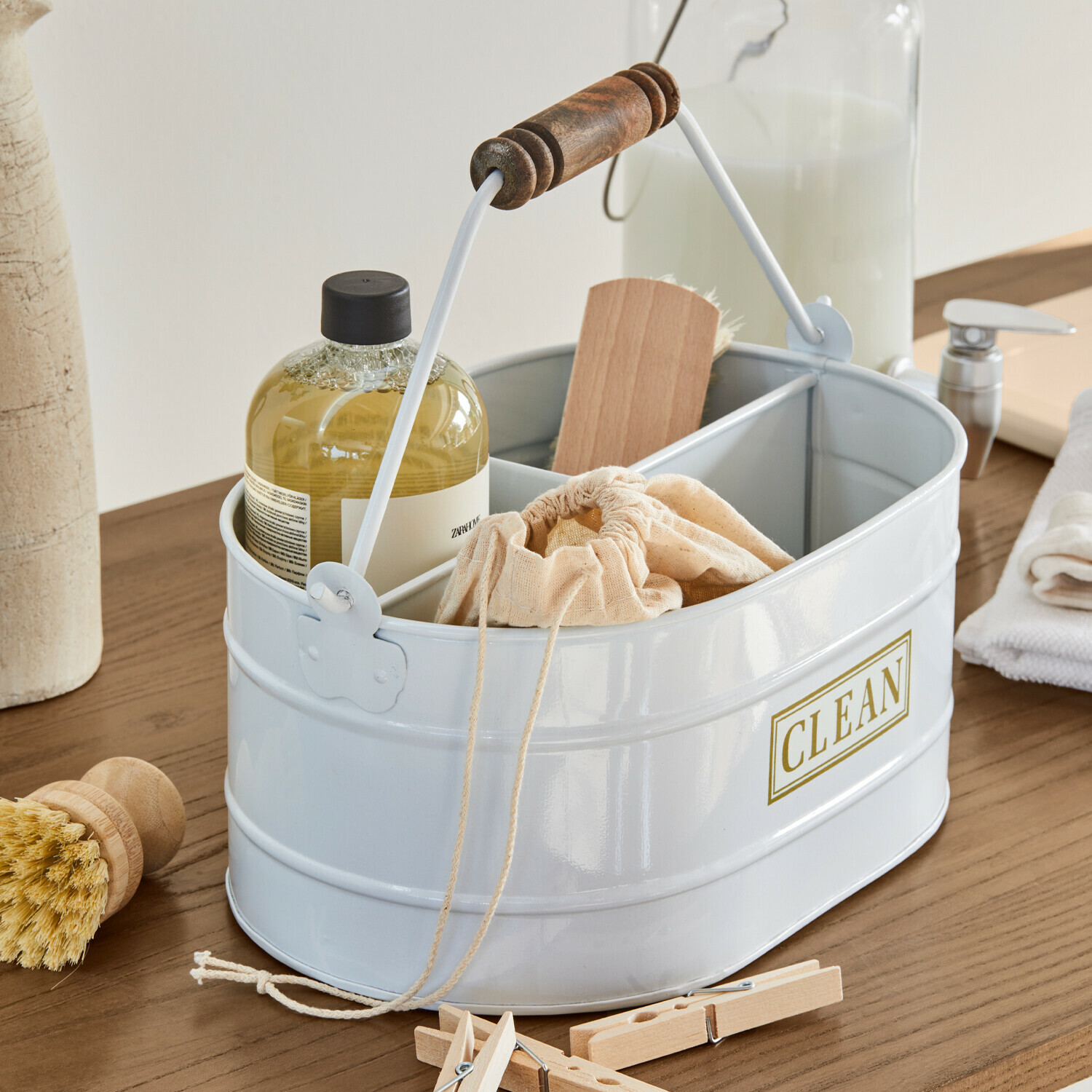 Secchio Clean Organizer in metallo bianco con manico in legno e scritta CLEAN, con accessori per la pulizia