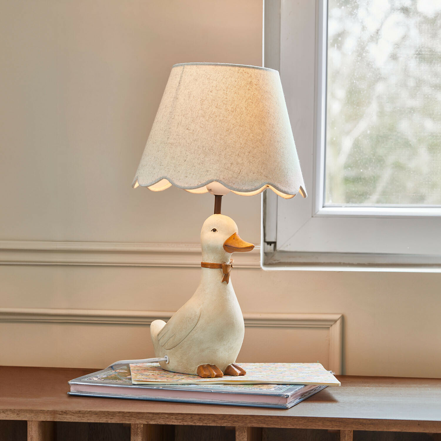 Lampada da tavolo per bambini Tillyboo Lampada da tavolo con base a forma di anatra bianca in ceramica e paralume beige con bordo ondulato