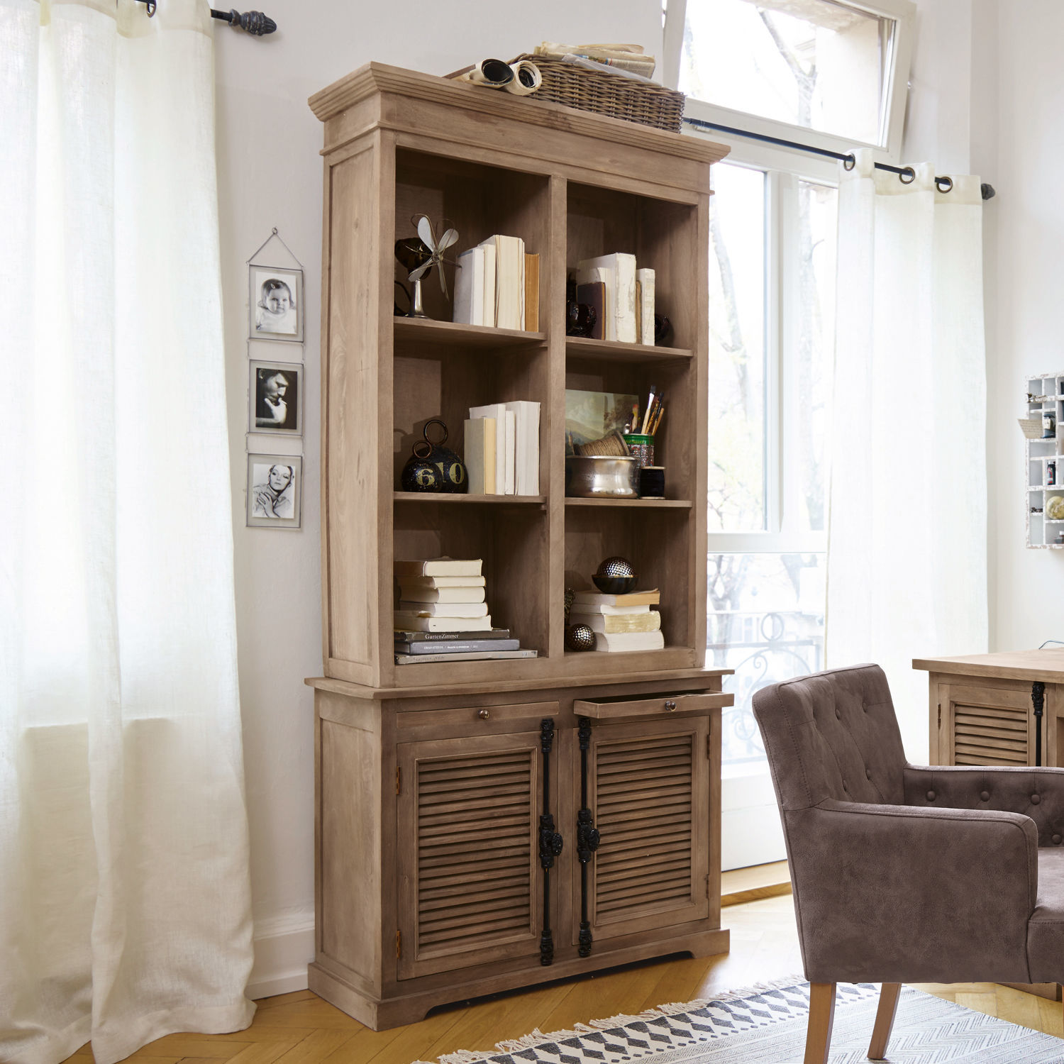 Credenza Woodlawn Mobile in legno naturale con ripiani e cassetti per soggiorno o ufficio luminoso