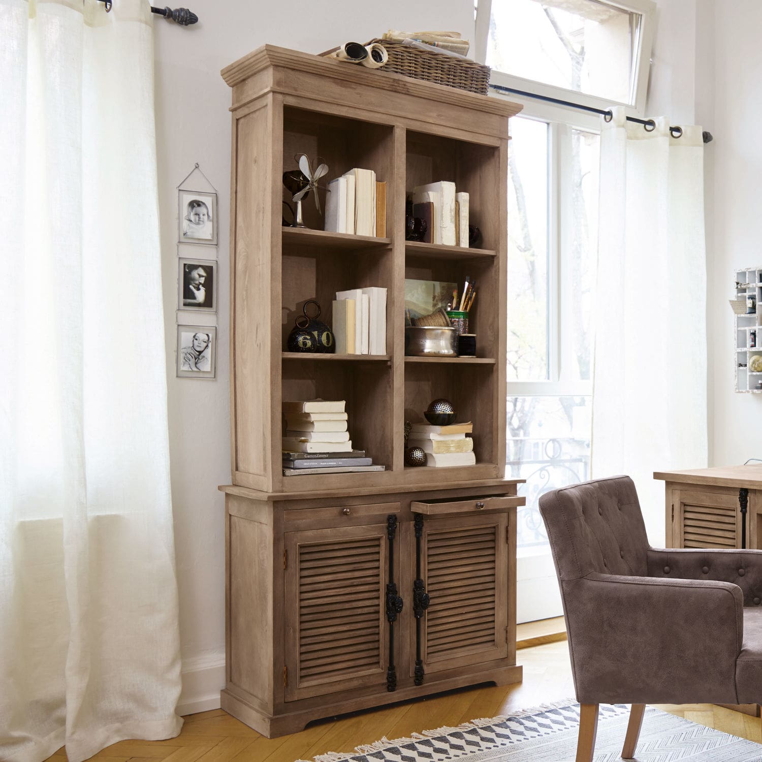 Credenza Woodlawn Mobile in legno naturale con ripiani e cassetti per soggiorno o ufficio luminoso