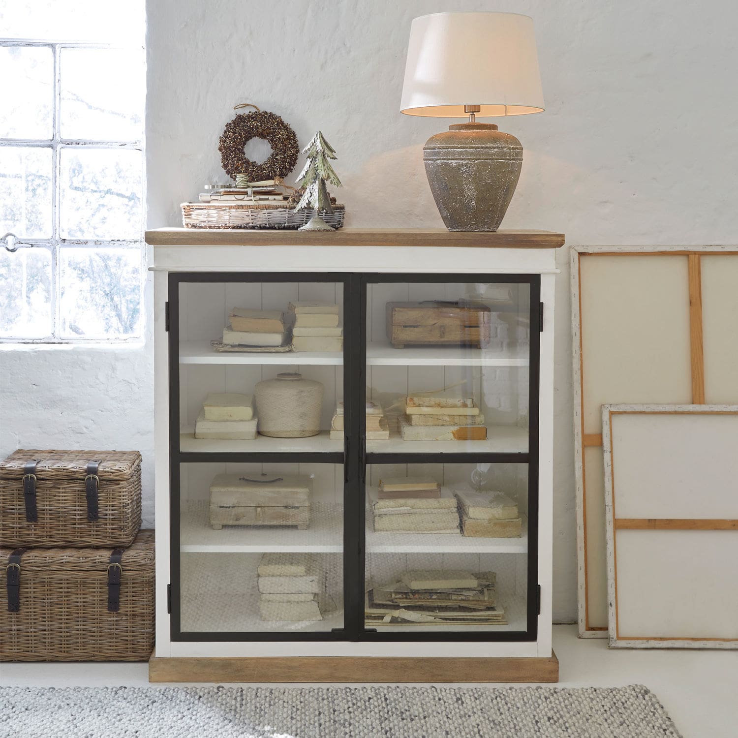Comò Mira Credenza bianca in legno con ante in vetro e lampada in ceramica in stile vintage