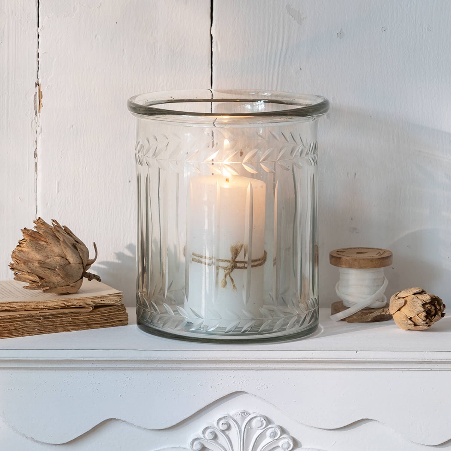Portacandela in vetro con candela bianca e motivo foglie inciso, decorazione elegante per interni