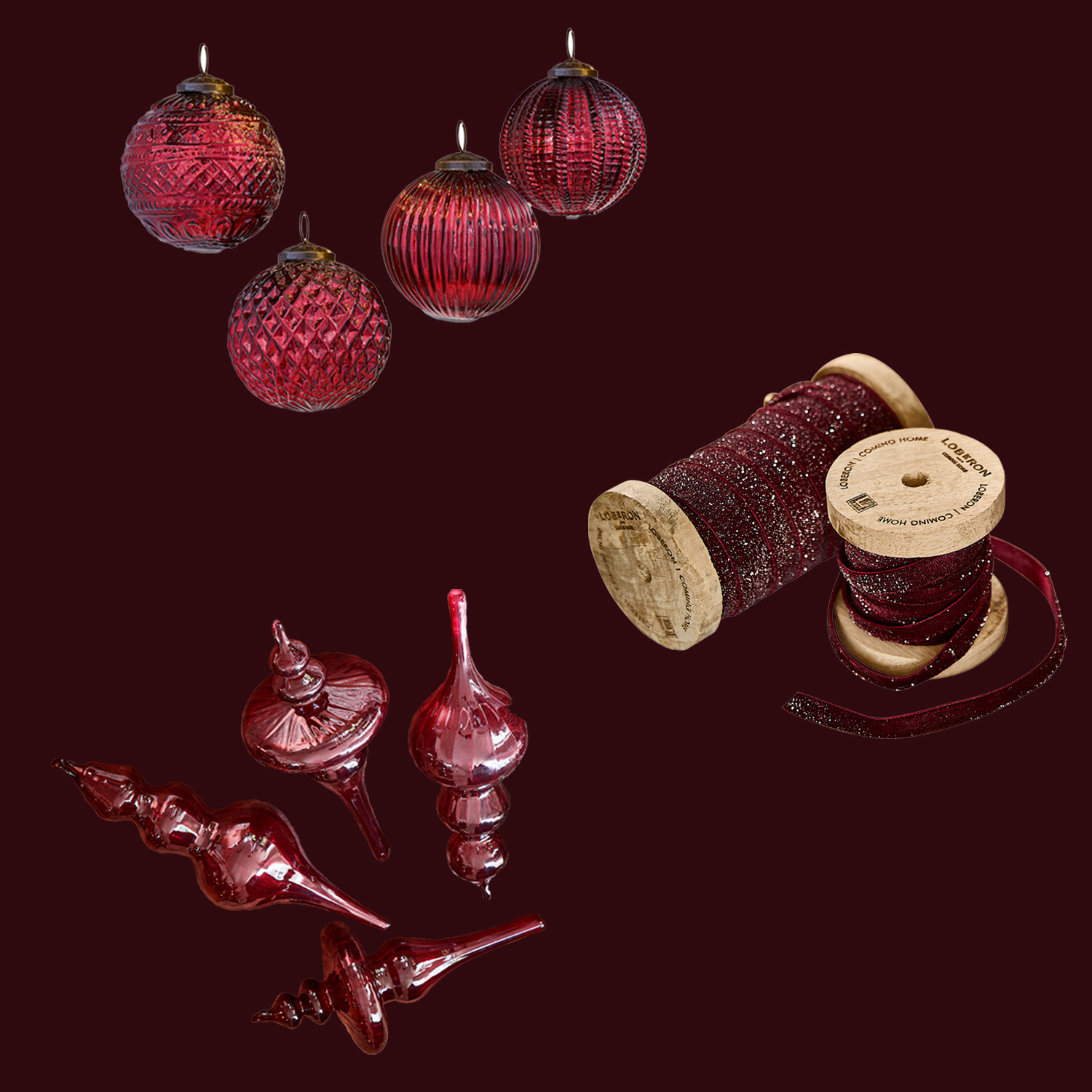 Set di palline di Natale rosse in vetro e decorazioni appuntite con nastro glitterato su bobine di legno