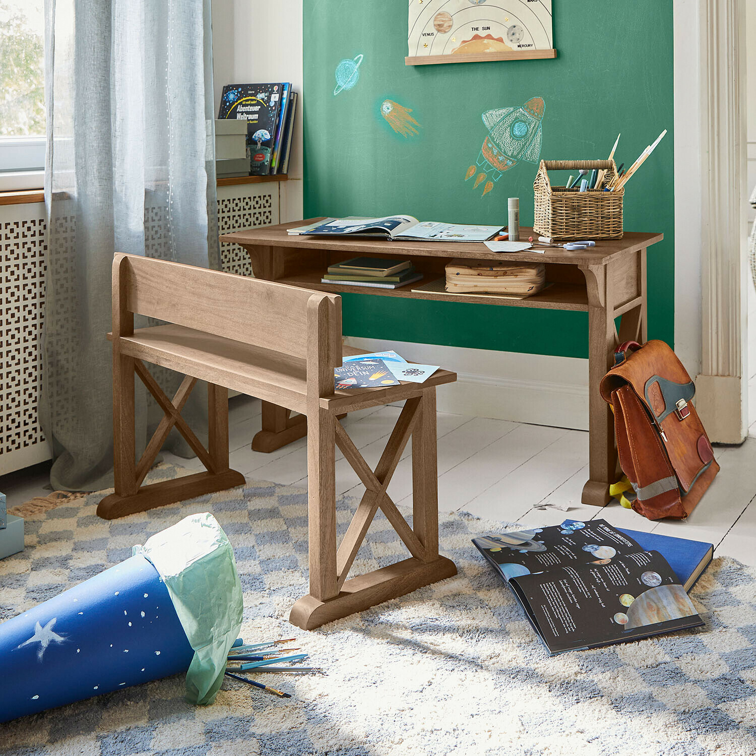 Banco scuola per bambini Oaklynne Scrivania e panca in legno naturale in camera bambini con tema spazio e libri educativi aperti