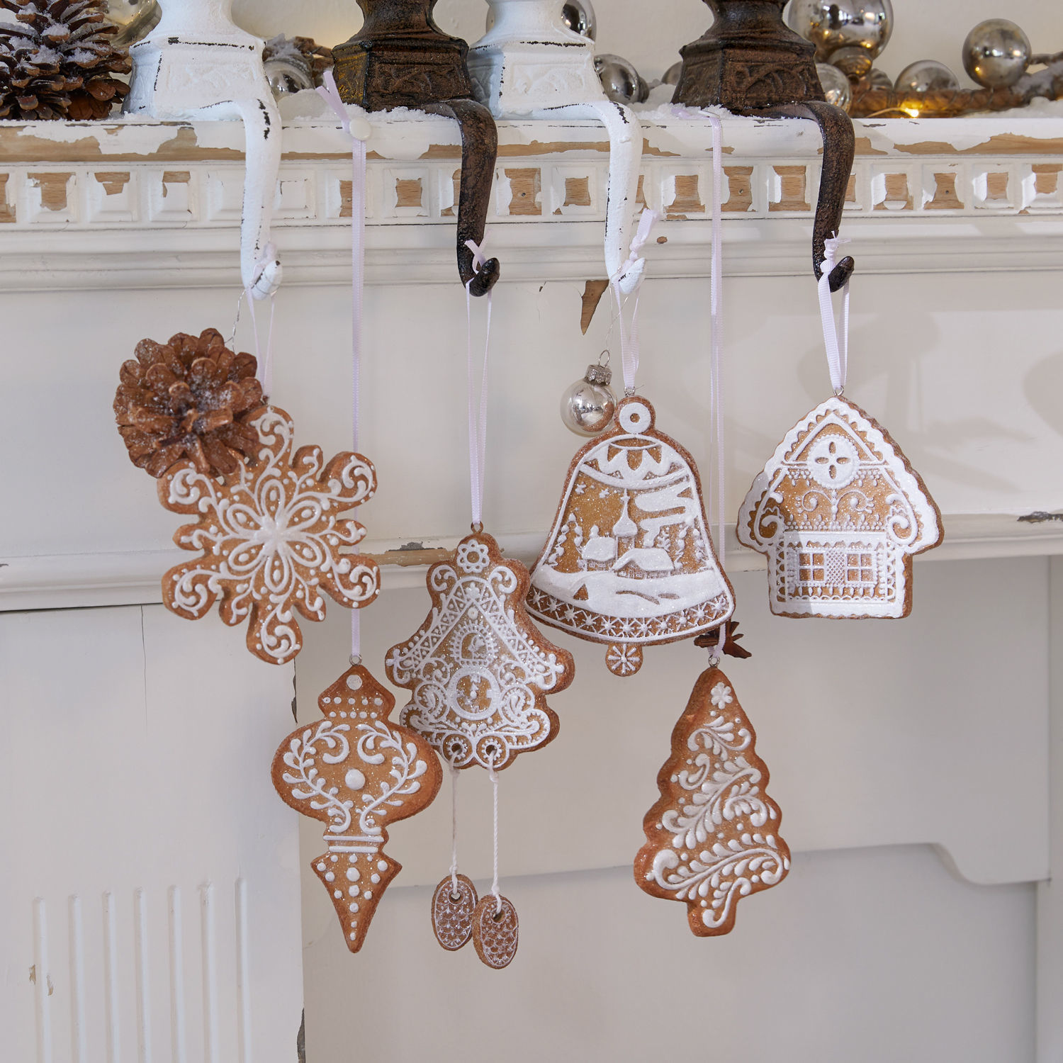 Set di 6 decorazioni da appendere Anyama Set di decorazioni natalizie di pan di zenzero con glassa bianca appese a ganci sul camino, decorazioni festive