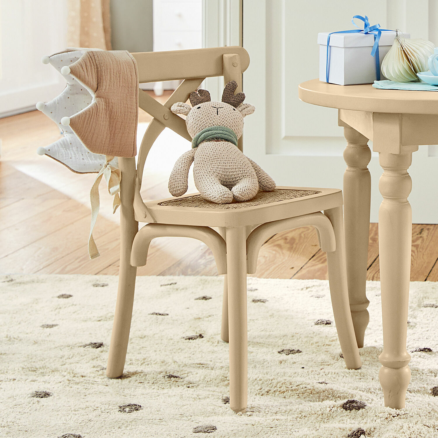 Sedia per bambini Sourila Sedia in legno beige con seduta intrecciata e peluche renna in stanza per bambini
