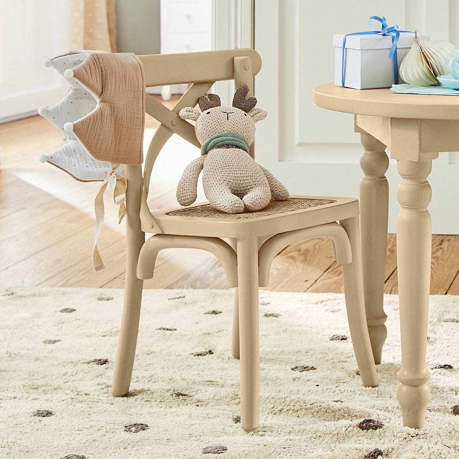 Sedia per bambini Sourila Sedia in legno beige con seduta intrecciata e peluche renna in stanza per bambini