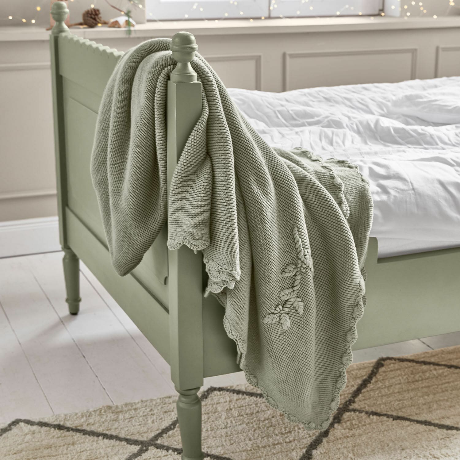 Plaid Aisven Coperta verde menta in cotone con ricamo su letto in legno in camera luminosa, decorazione casa