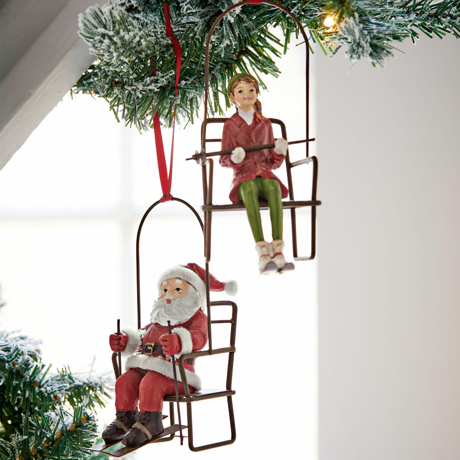 Coppia di decorazioni da appendere Ponta Decorazioni natalizie sospese con figure di Babbo Natale e bambina su sedie in metallo