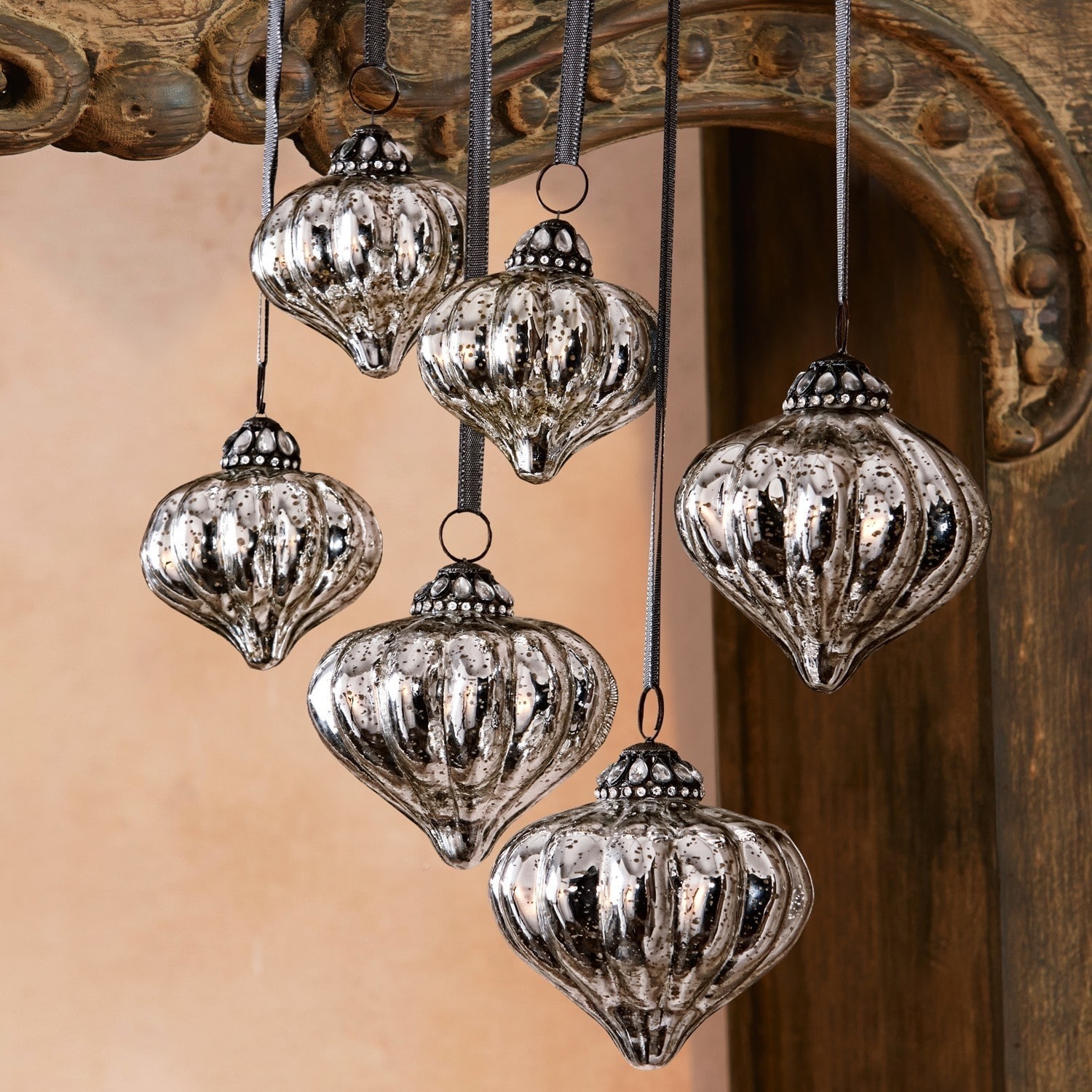 Set di 6 decorazioni natalizie Lauranne Set di sei decorazioni natalizie in vetro argentato con nastri neri e cristalli