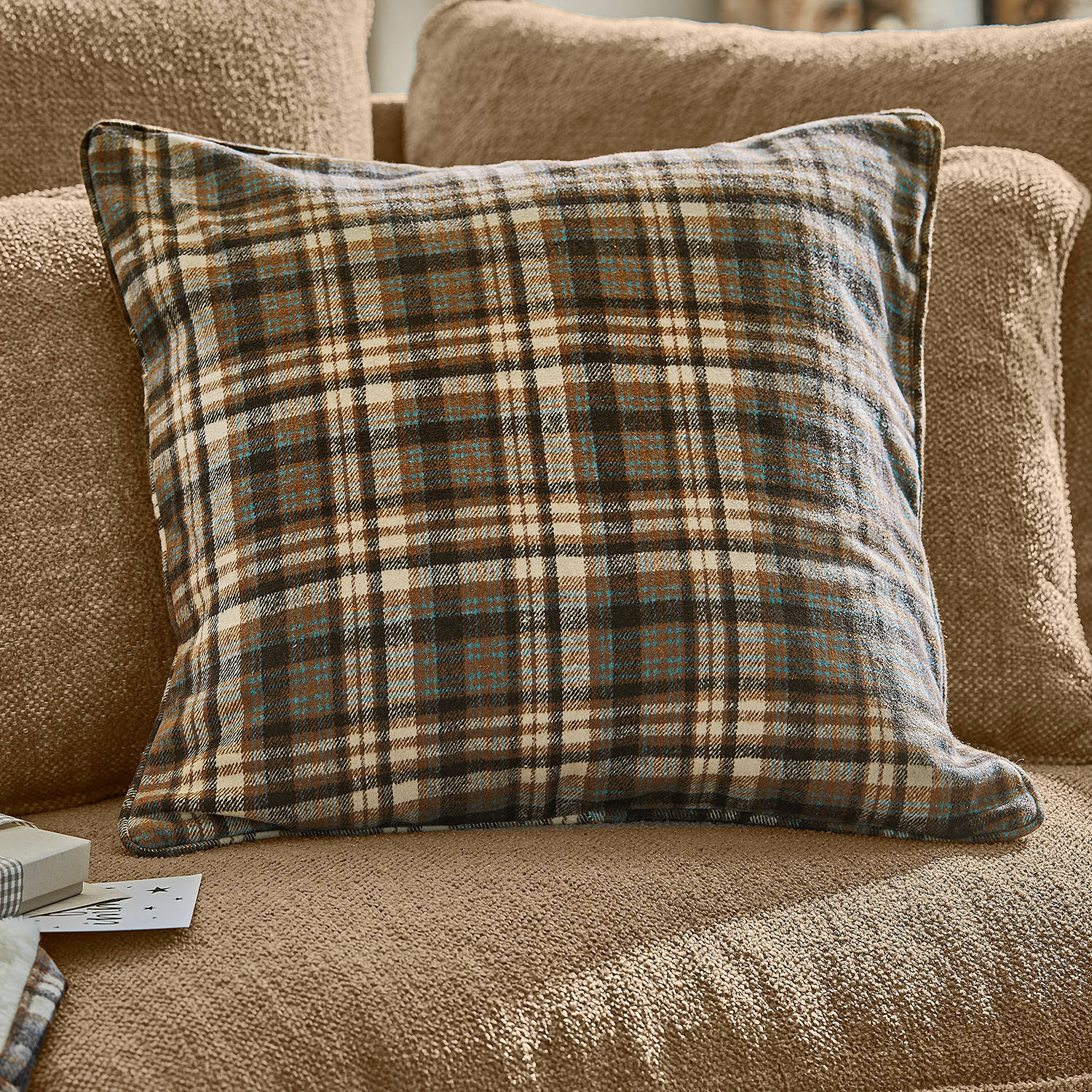Copricuscino Celestria Cuscino a quadri marrone e crema in tessuto morbido su divano beige, decorazione accogliente