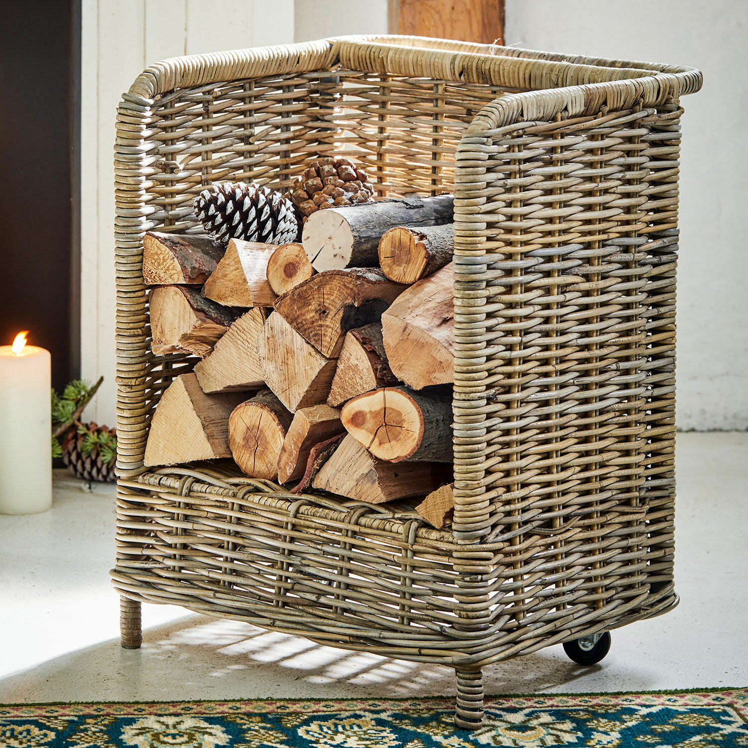 Cesta portalegna Xabier Cesto porta legna in rattan naturale con ruote, perfetto per conservare la legna in casa
