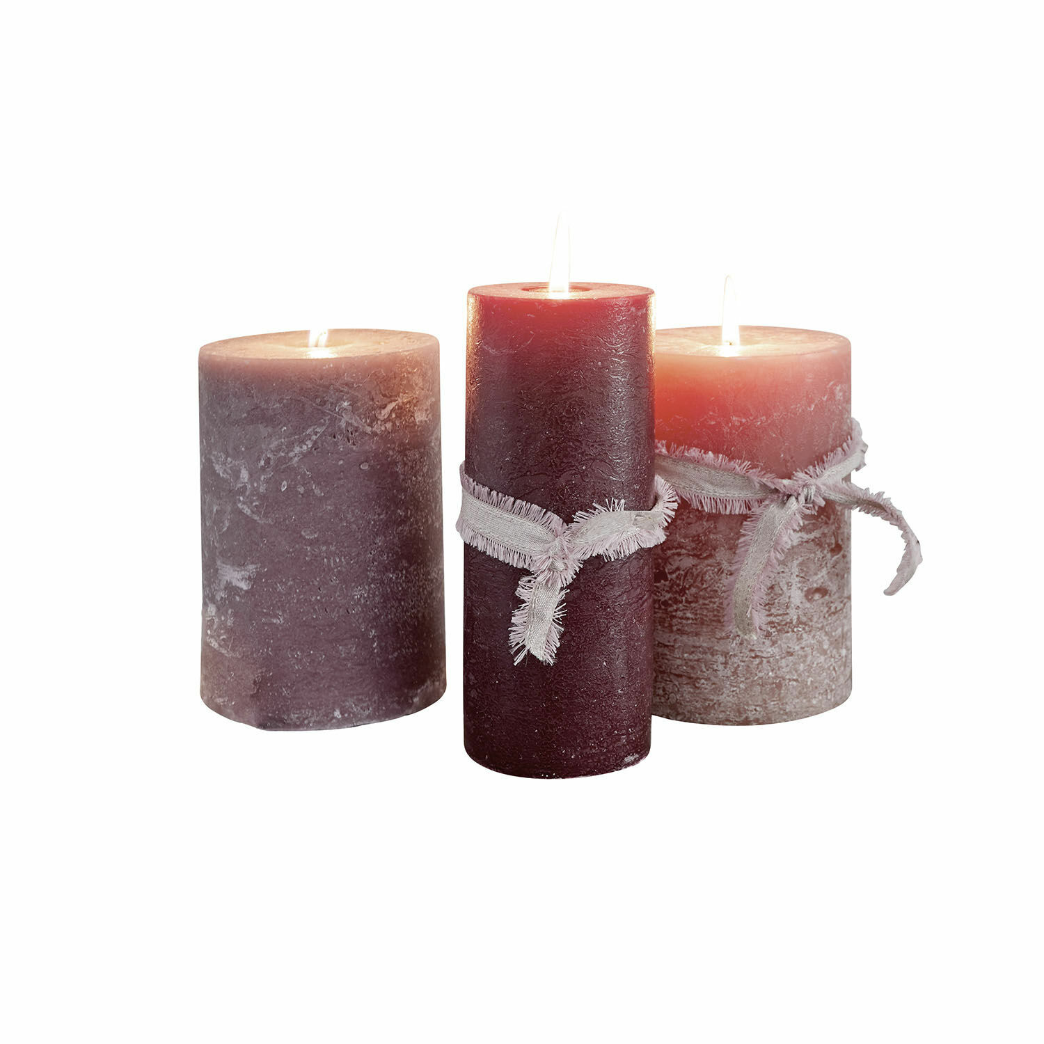 Set di 3 candele Salis Set di tre candele rosse in cera con nastri decorativi per un'atmosfera accogliente