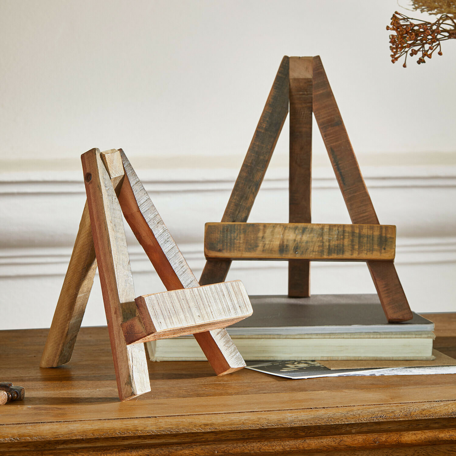 Coppia di supporti per foto Valerosas Supporti per libri in legno in tonalità naturali marrone e beige su tavolo in legno