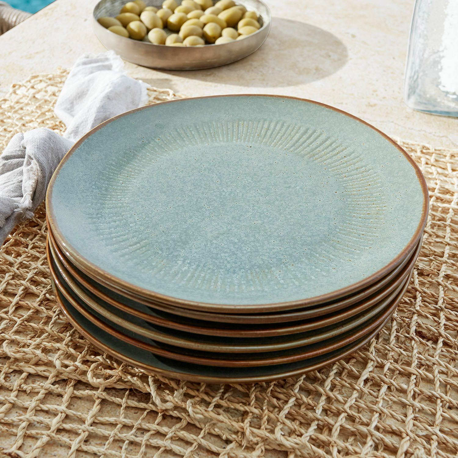 Set di 6 piatti Périers Set di piatti in ceramica blu con bordo marrone su tovaglietta intrecciata, servizio tavola