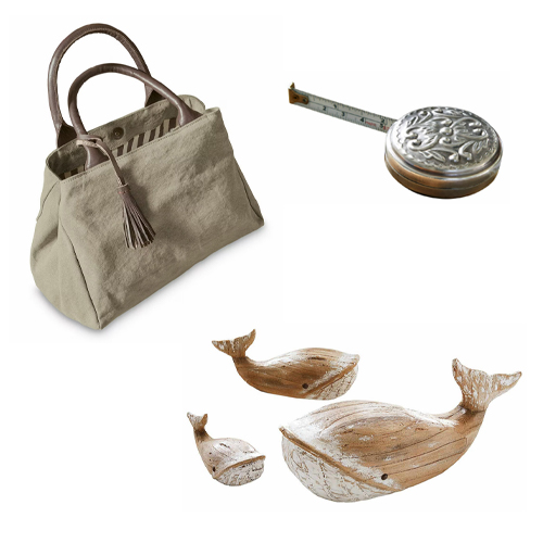 Borsa beige in tessuto con manici marroni e nappina, decorazioni in legno a forma di balena e metro metallico