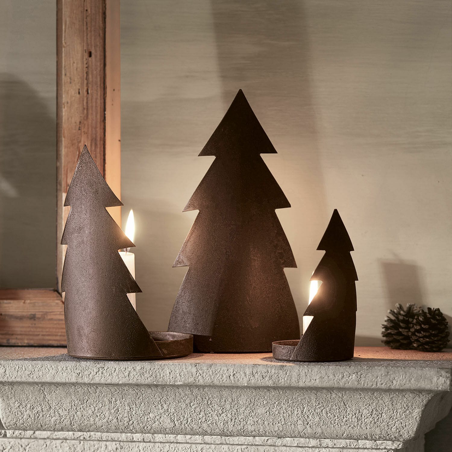 Set di 3 portacandela Ageville Set di tre portacandele in metallo arrugginito a forma di albero di Natale su camino, decorazione natalizia