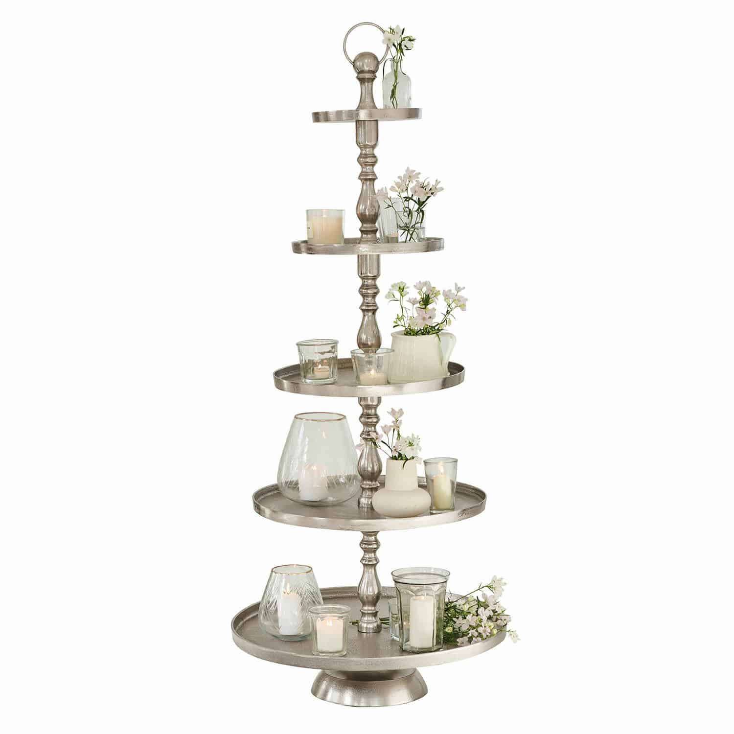 Alzata Magonie Porta dolci decorativo in metallo argentato a cinque livelli con candele e fiori bianchi