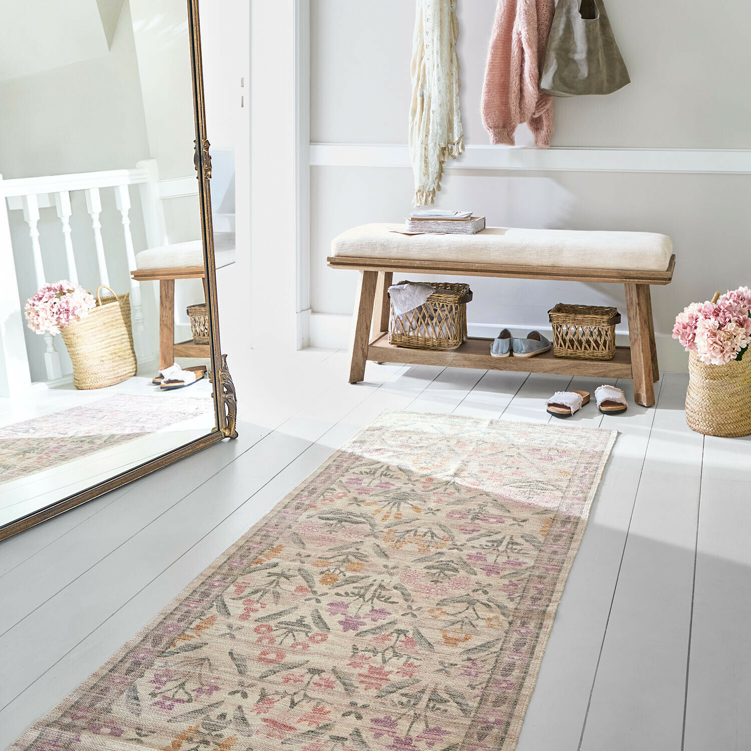 Passatoia Jardin d'Été Panca in legno chiaro con cuscino beige in stanza luminosa con tappeto a motivo floreale