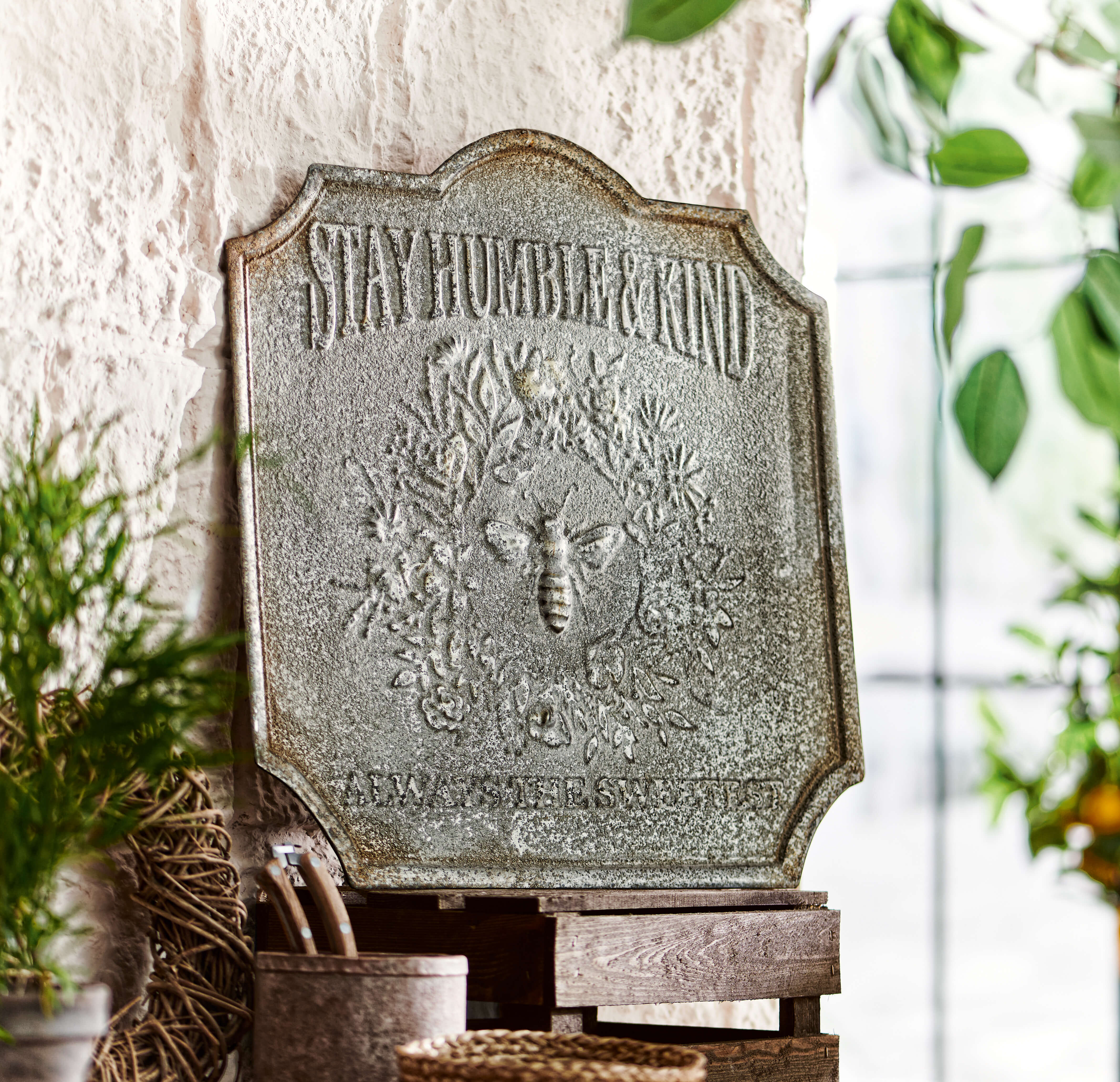 Targa decorativa in metallo stile vintage con scritta Stay Humble & Kind e motivo ape per parete