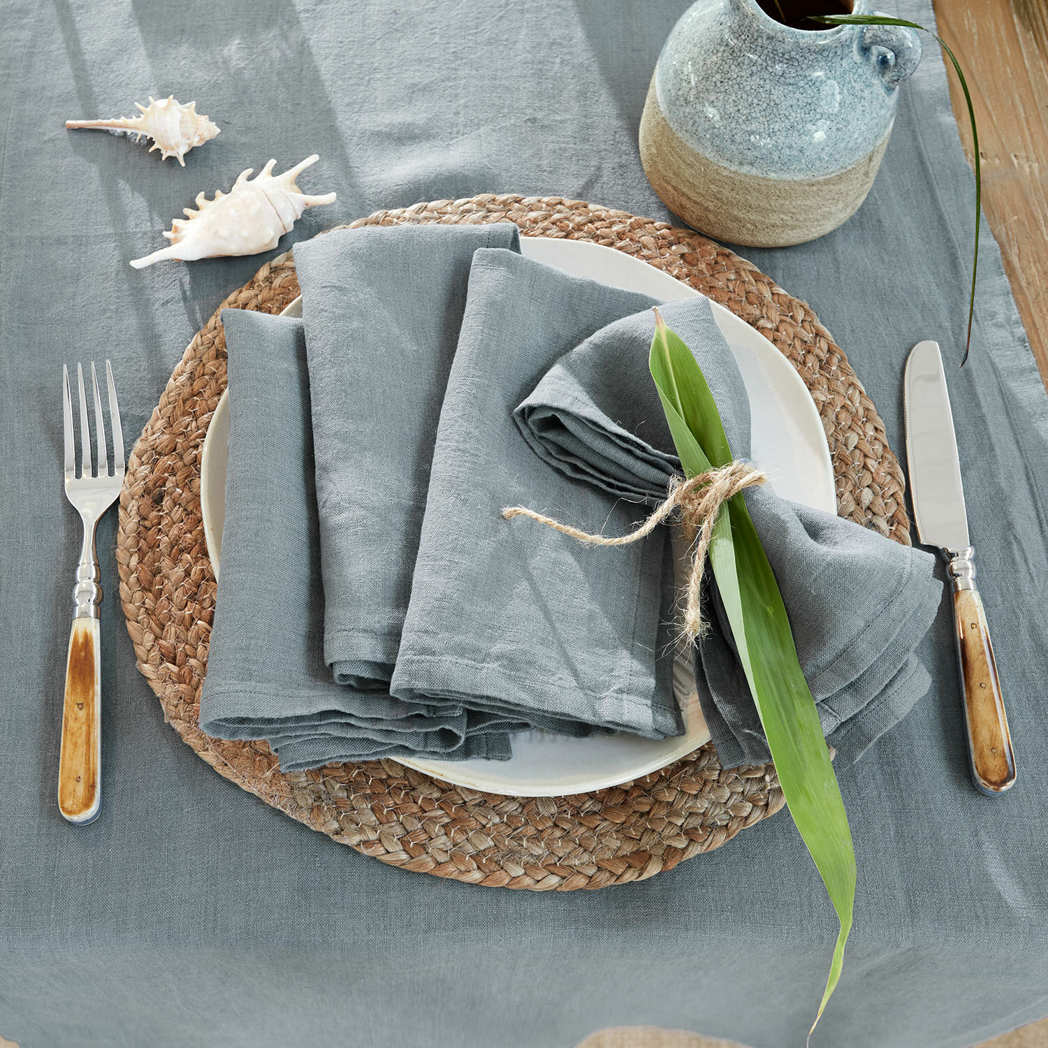 Set di 4 tovaglioli Ghis Tovaglia e tovaglioli in lino grigio su piatto con sottopentola naturale e posate con manico in legno