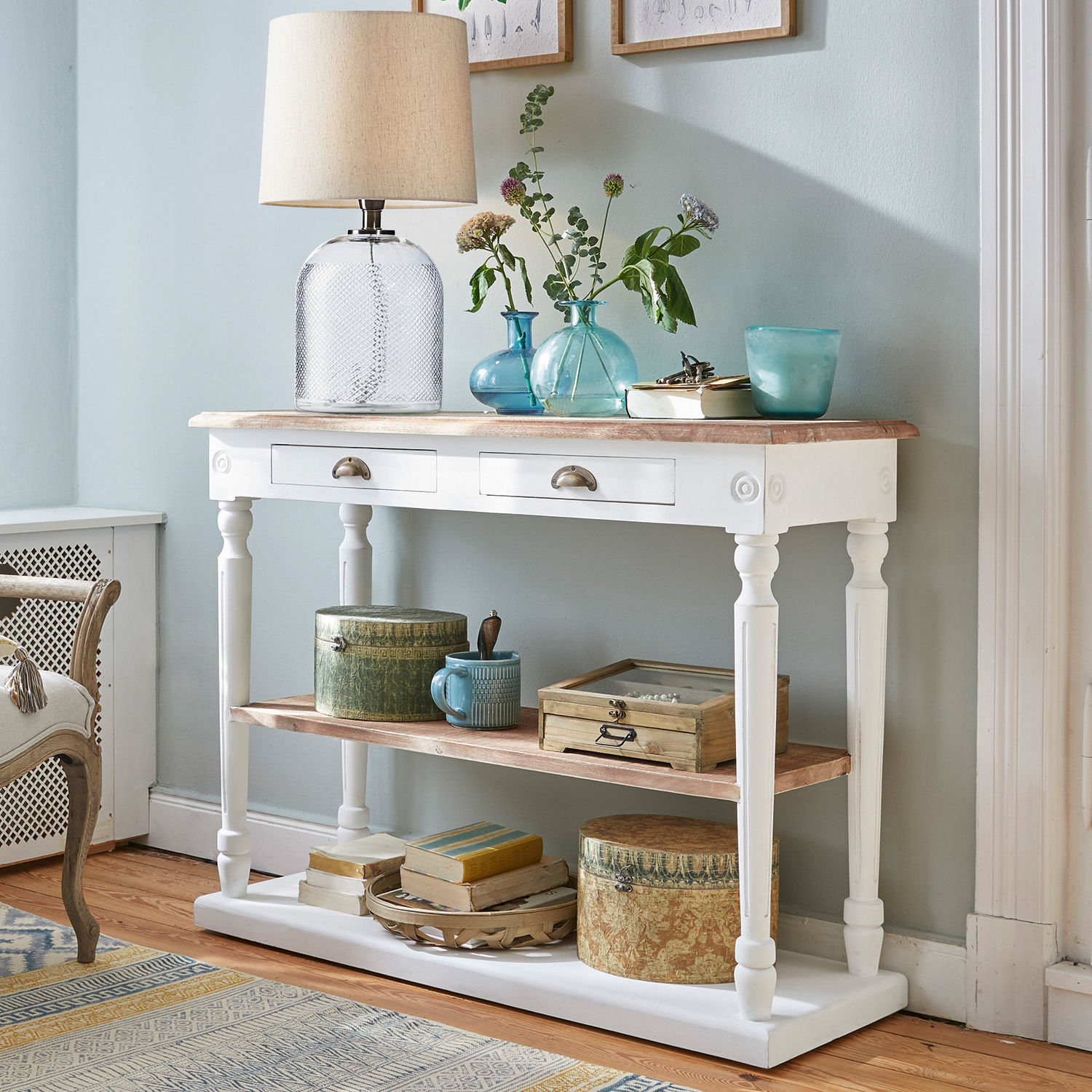 Consolle Helsinquia Consolle bianca in legno con cassetti e ripiani, decorata con lampada e vasi blu