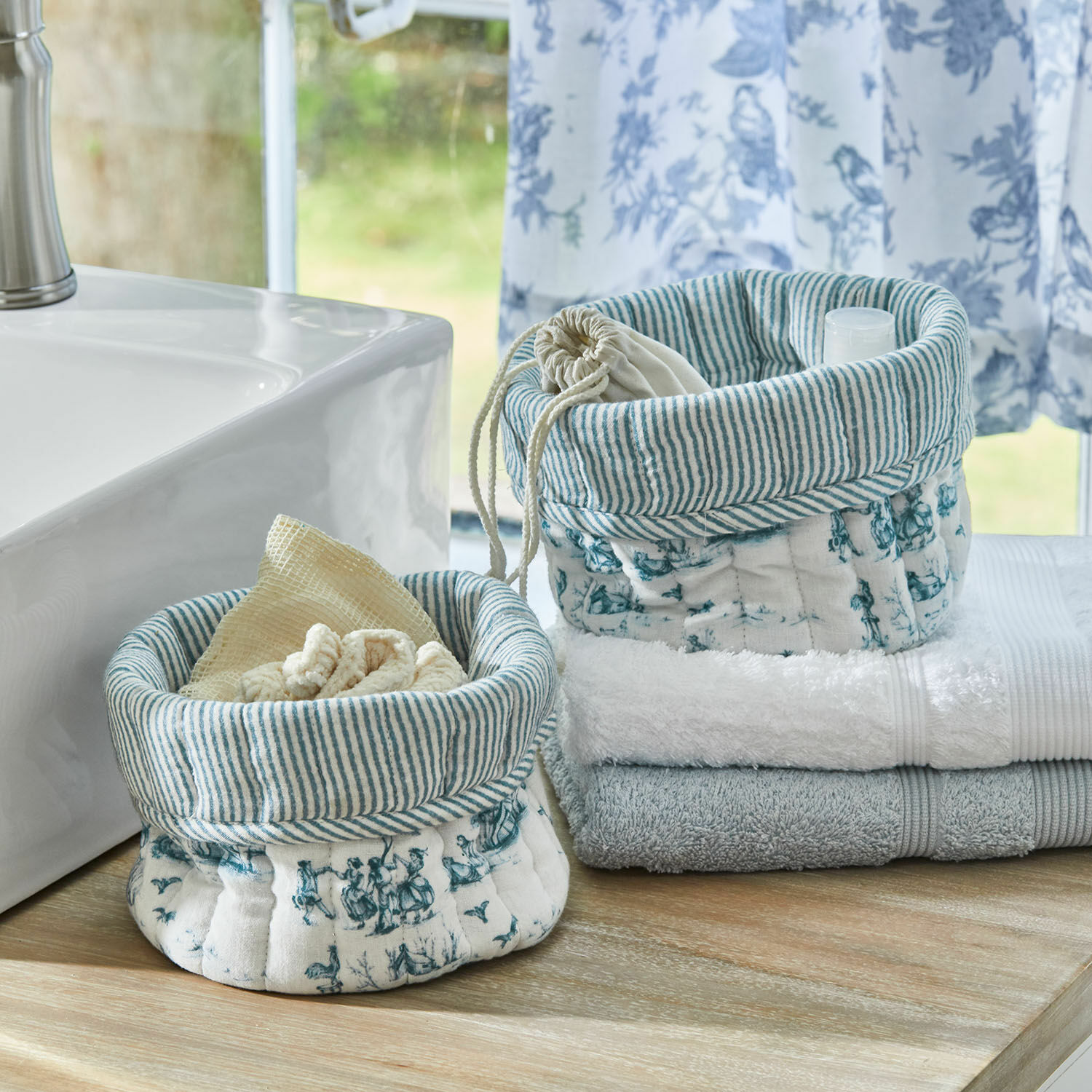 Coppia di cestini Emilie Cesti in cotone bianco e blu con motivi per riporre asciugamani e accessori da bagno