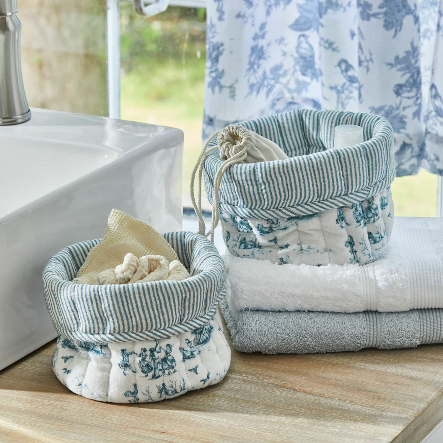 Coppia di cestini Emilie Cesti in cotone bianco e blu con motivi per riporre asciugamani e accessori da bagno