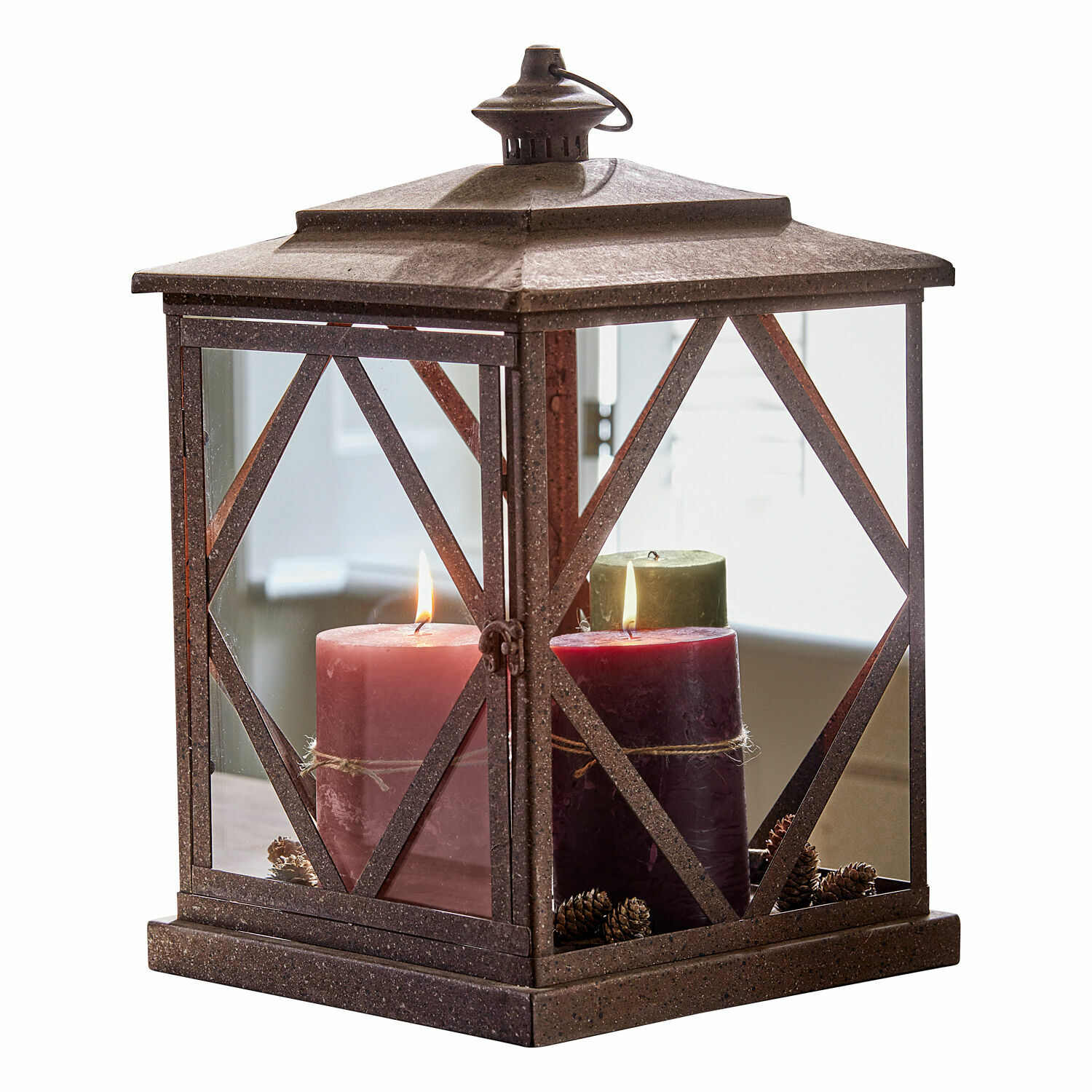 Lanterna Rodney Lanterna in metallo marrone con tre candele accese e pigne all'interno